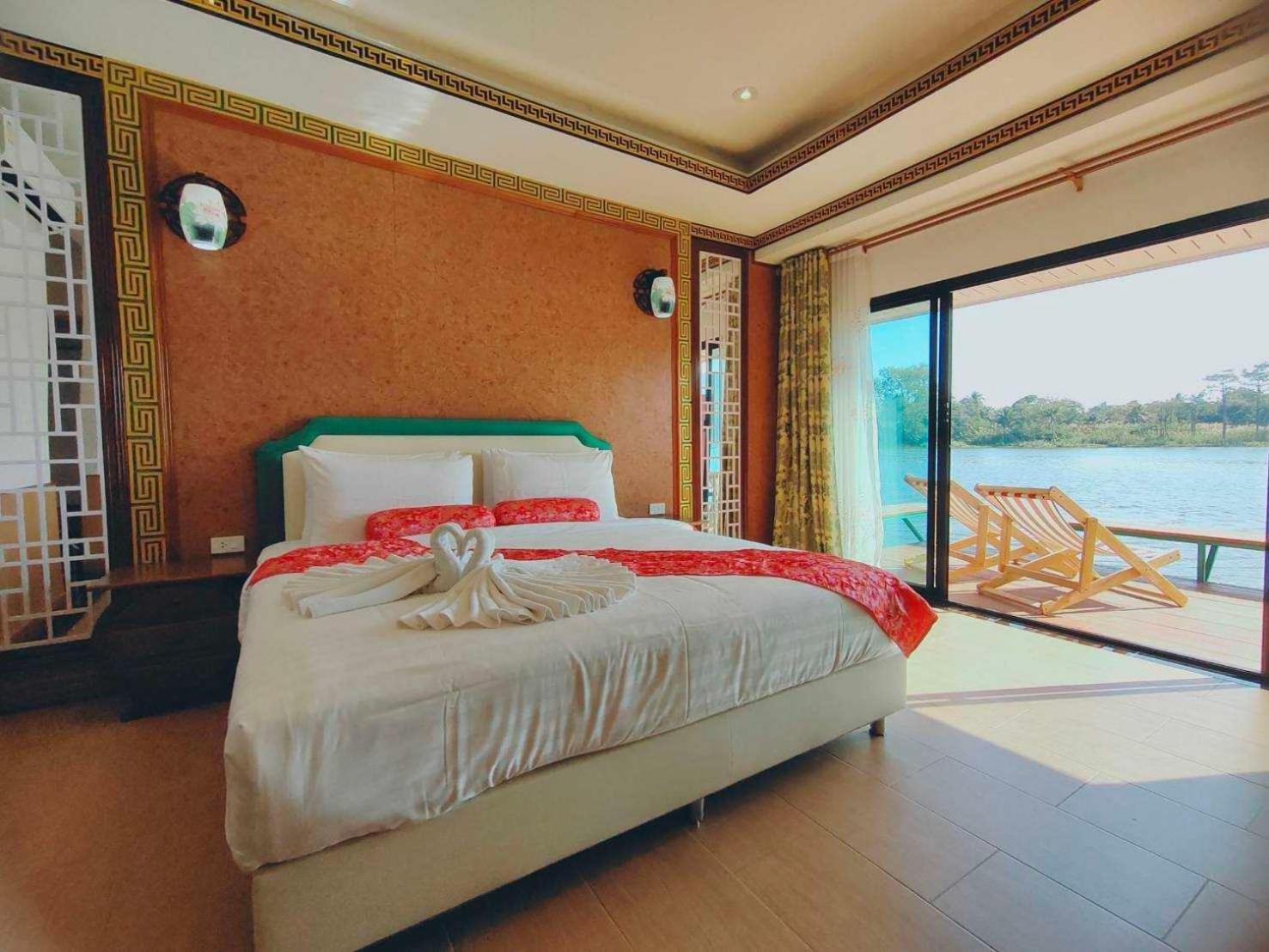 Deluxe King Room - Photo 3