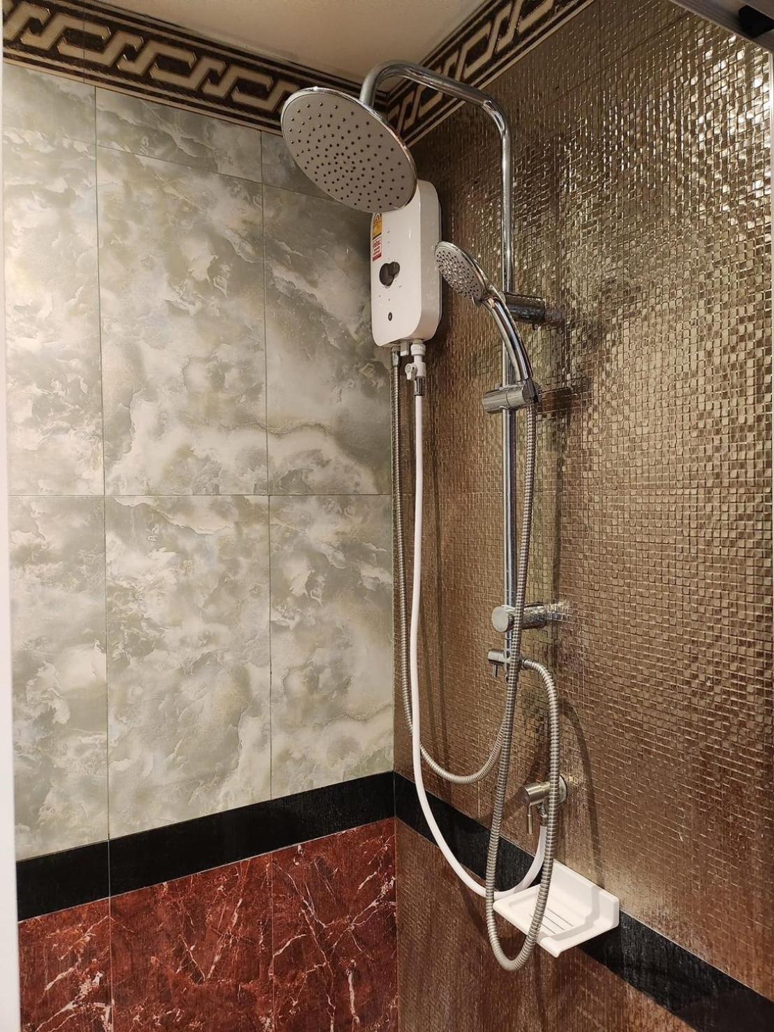 Deluxe King Room - Photo 11