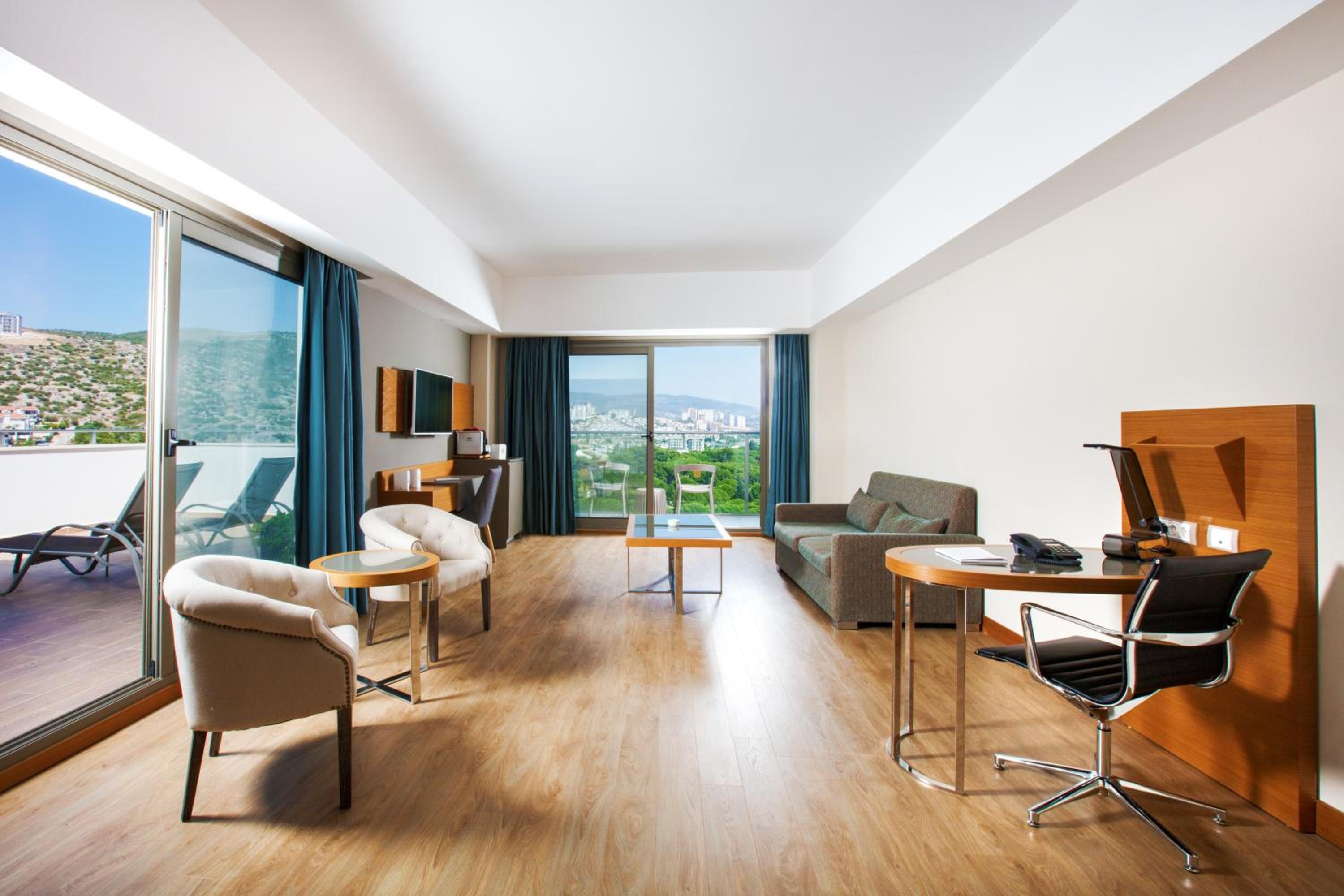Standard Suite with Partial Sea View