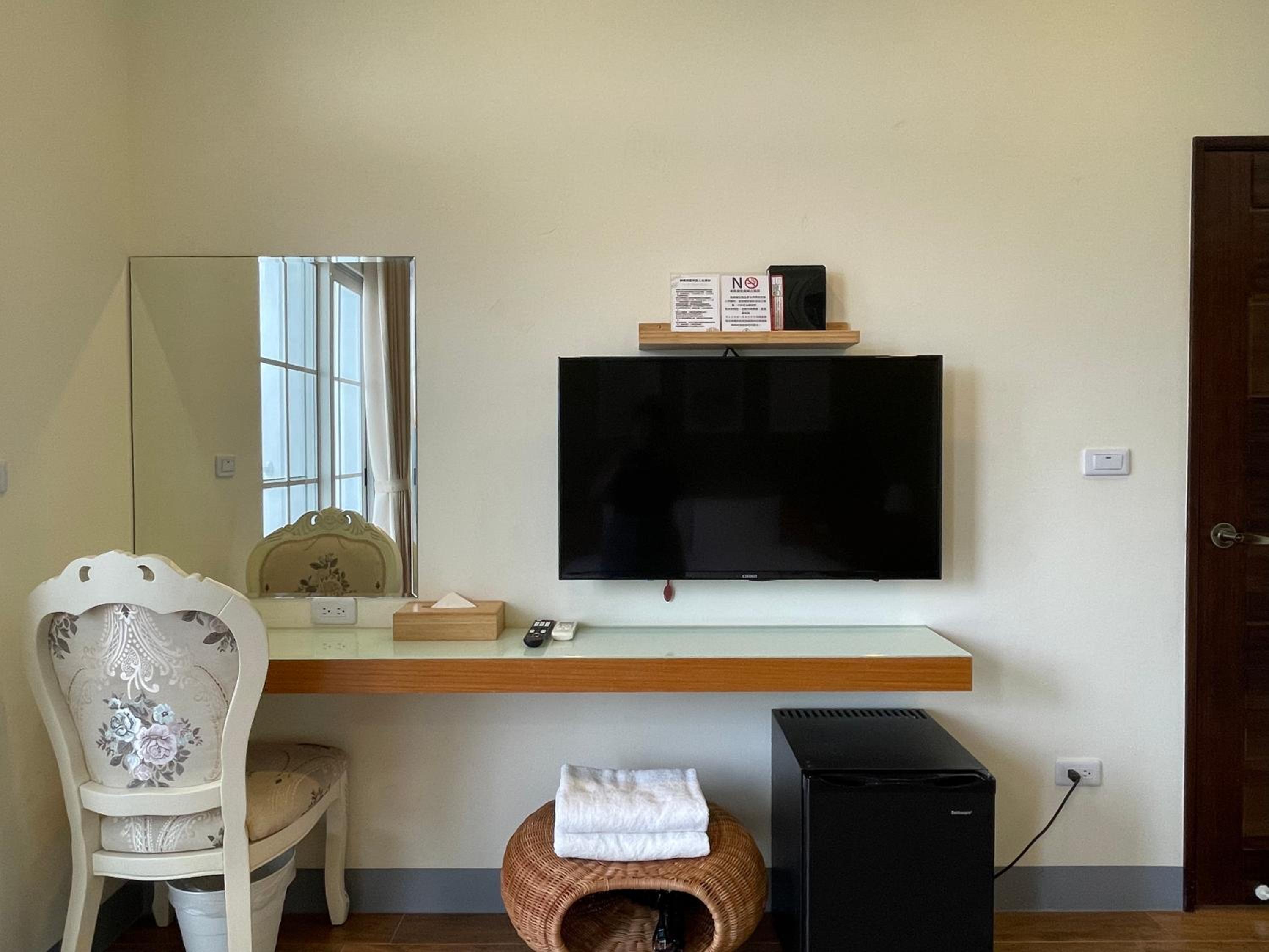 Deluxe Double Room with Balcony - Photo 4