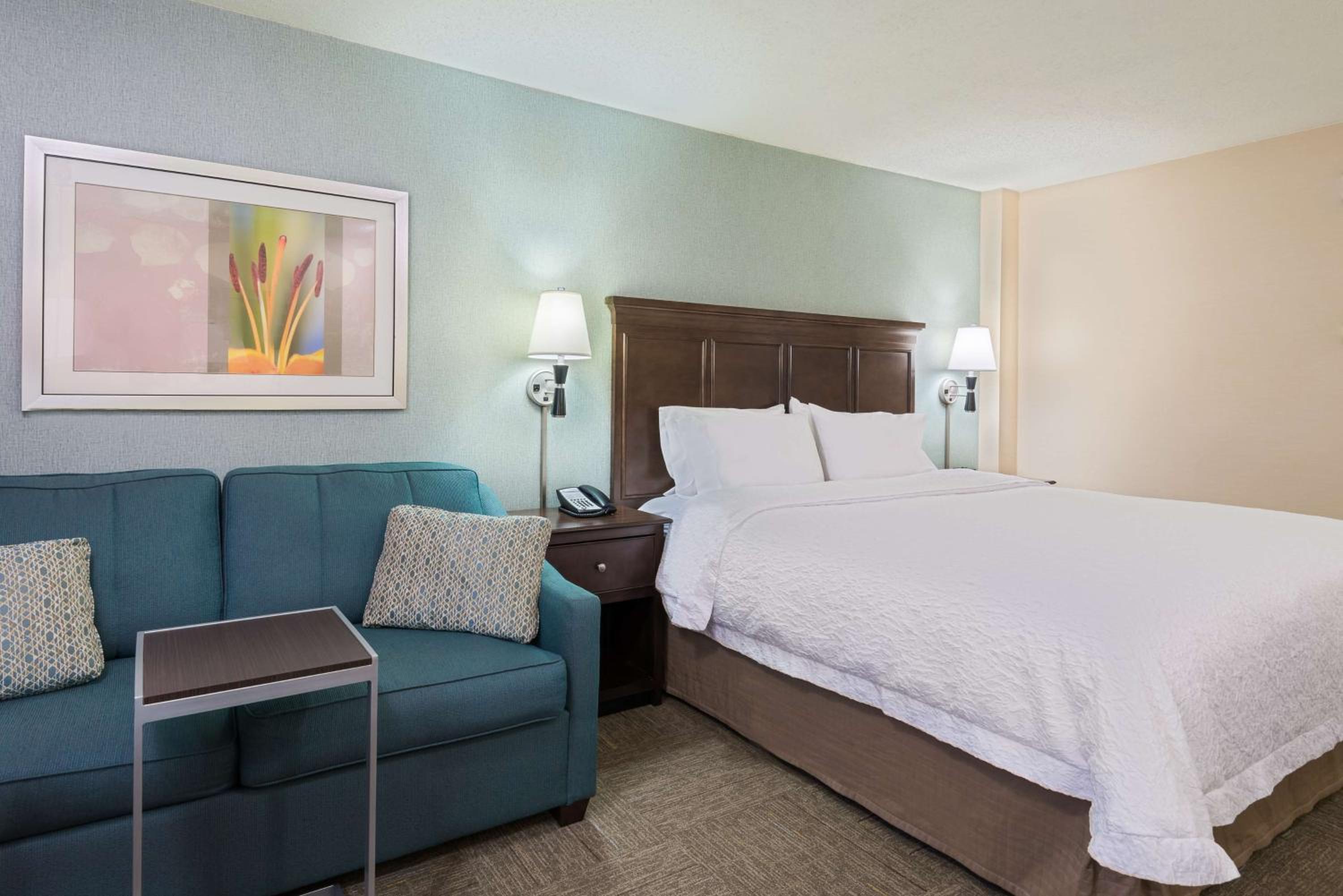 Premium King Room with Sofa Bed - Non-Smoking - Photo 3