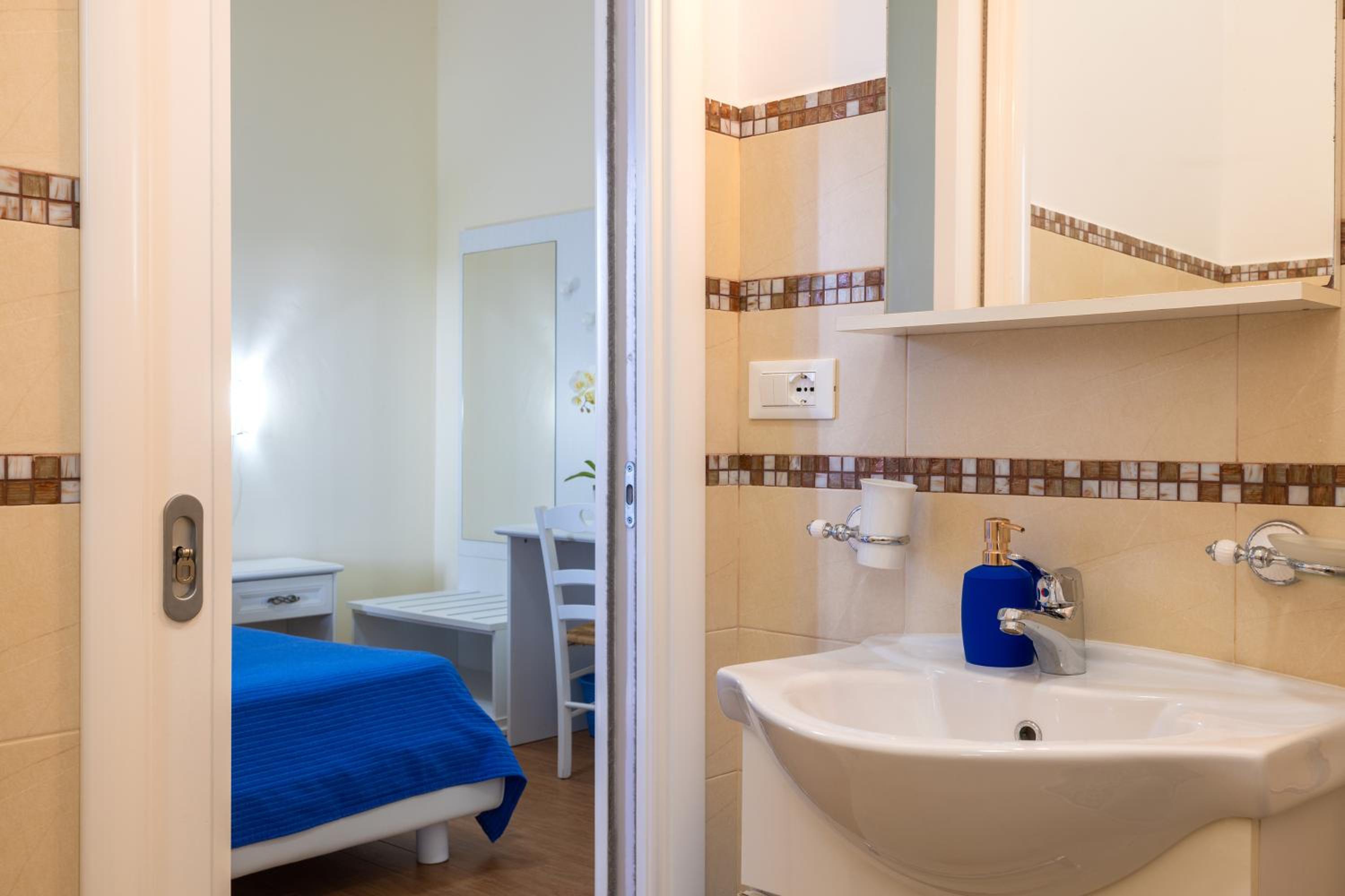Deluxe Double Room with Balcony photo 2