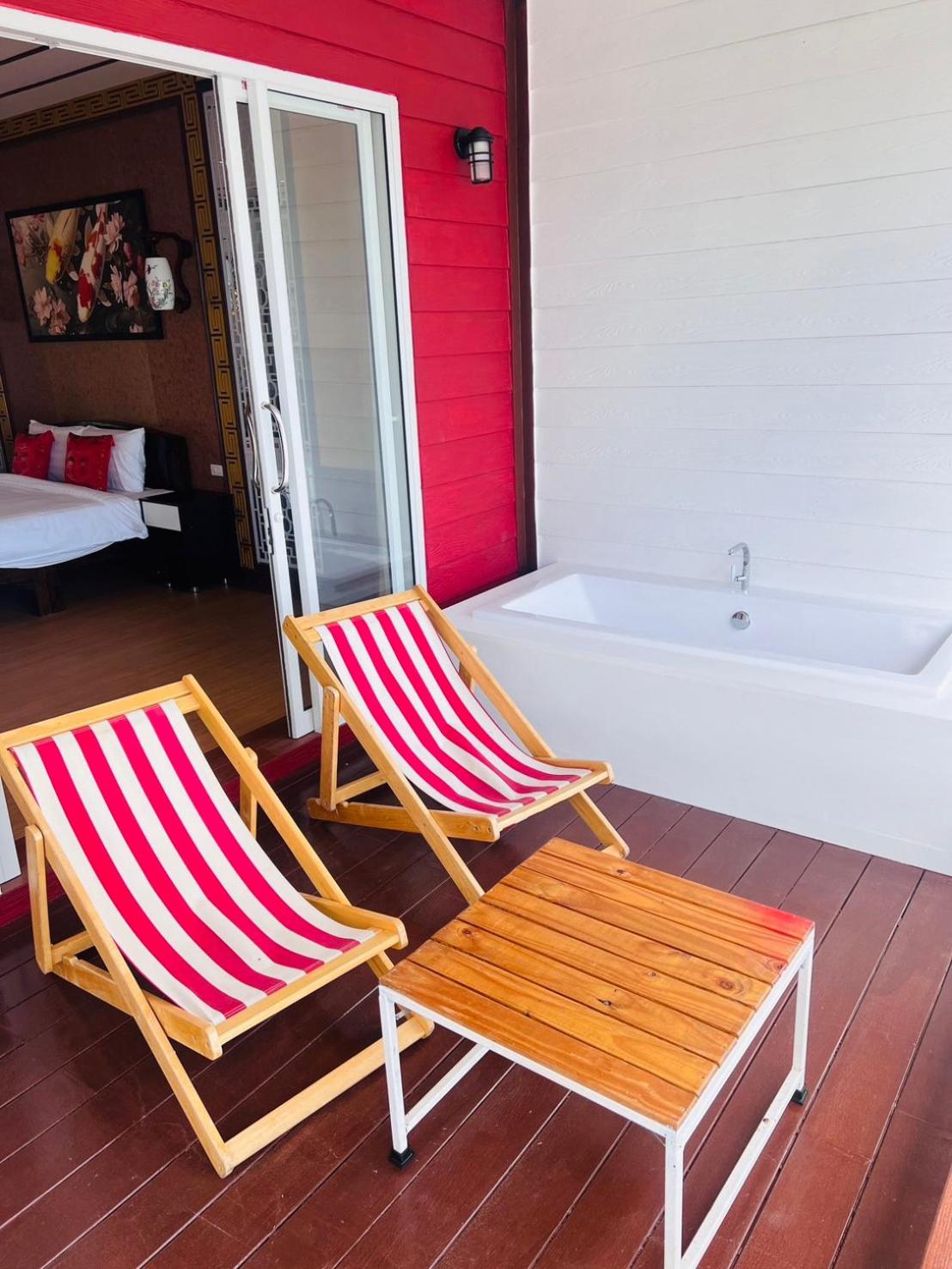 King Room with Balcony - Photo 8