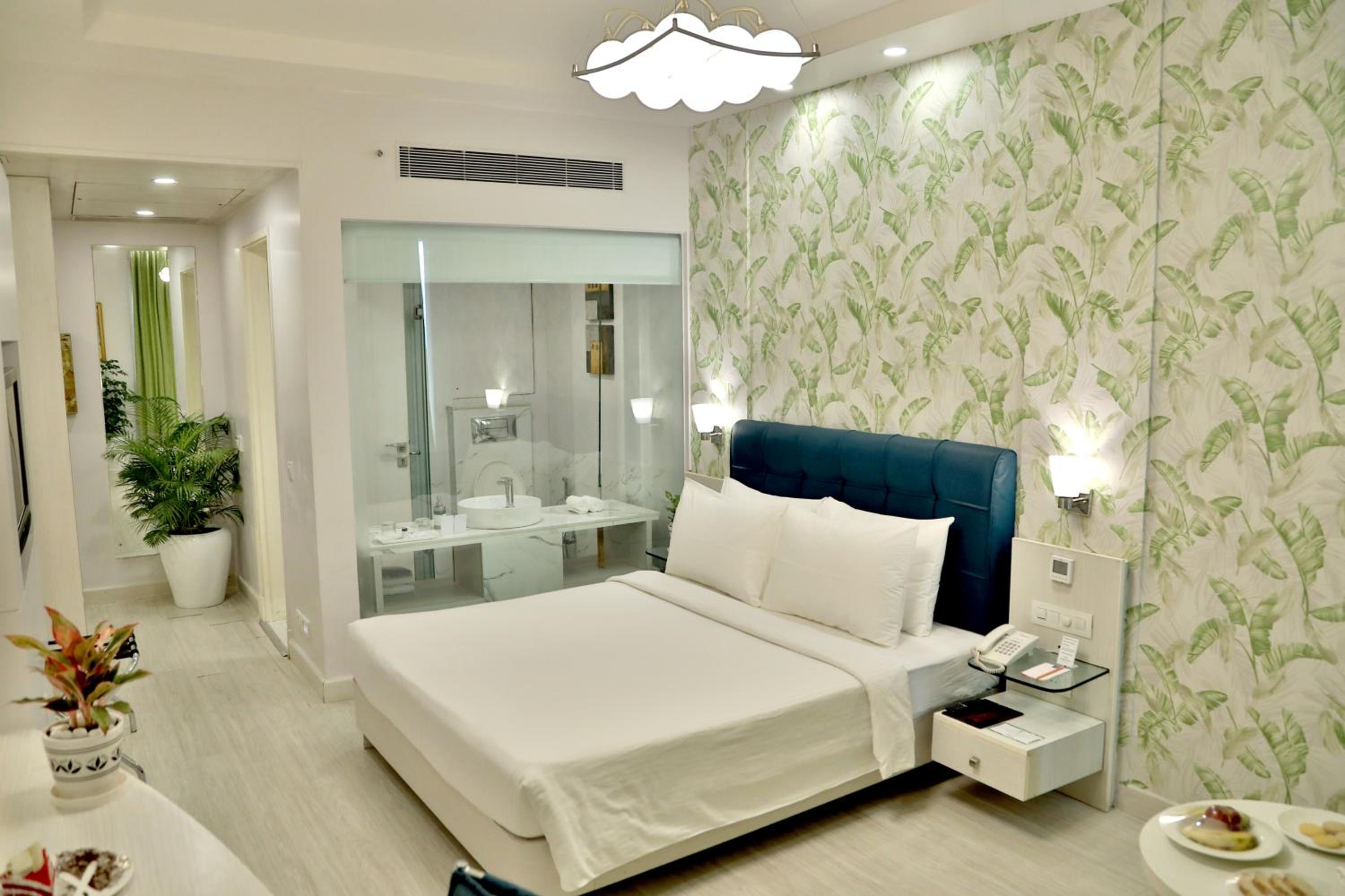 Deluxe Room - King Size Bed
 - Photo 2