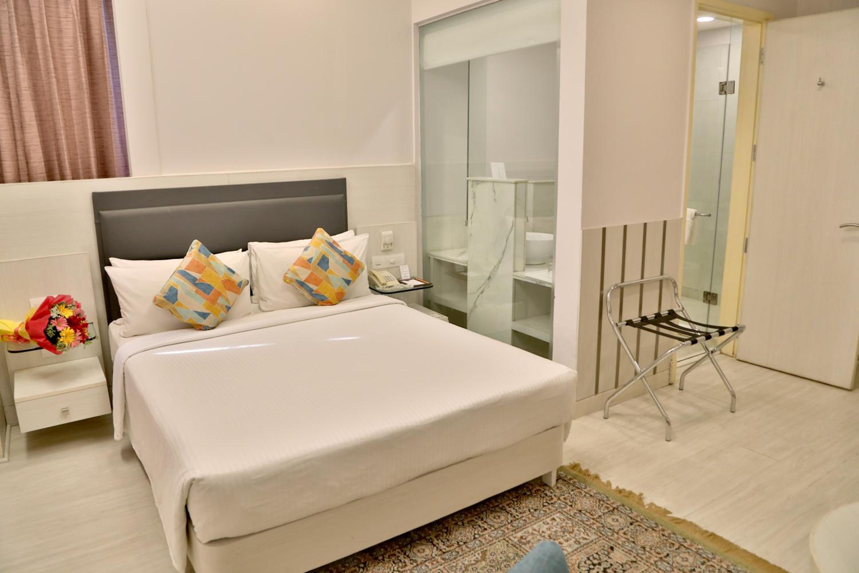 Deluxe Room - King Size Bed
 - Photo 4