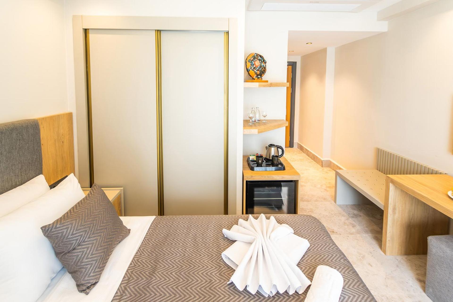 Deluxe Double Room - Photo 11