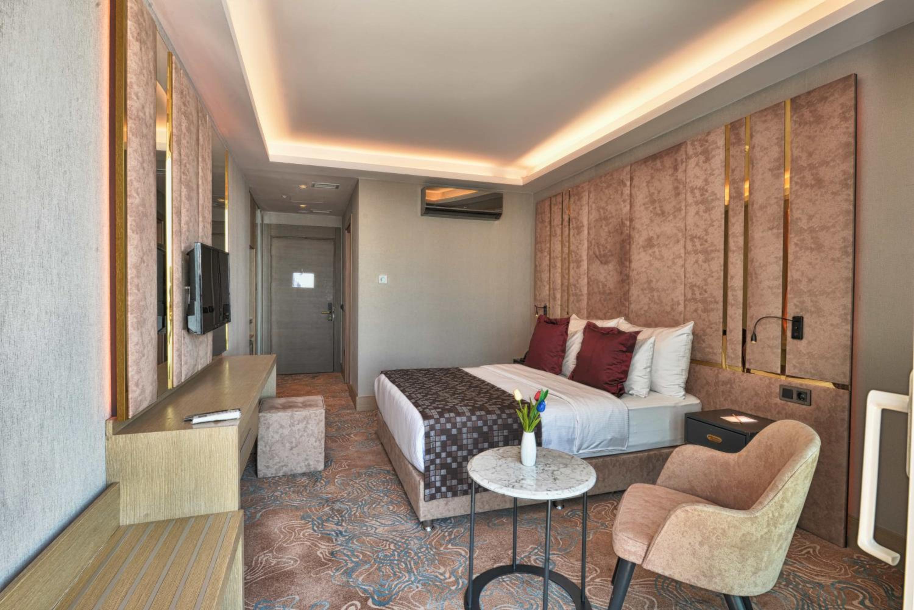 Superior Double Room with Walk-In Shower, Balcony and View - Disability Access