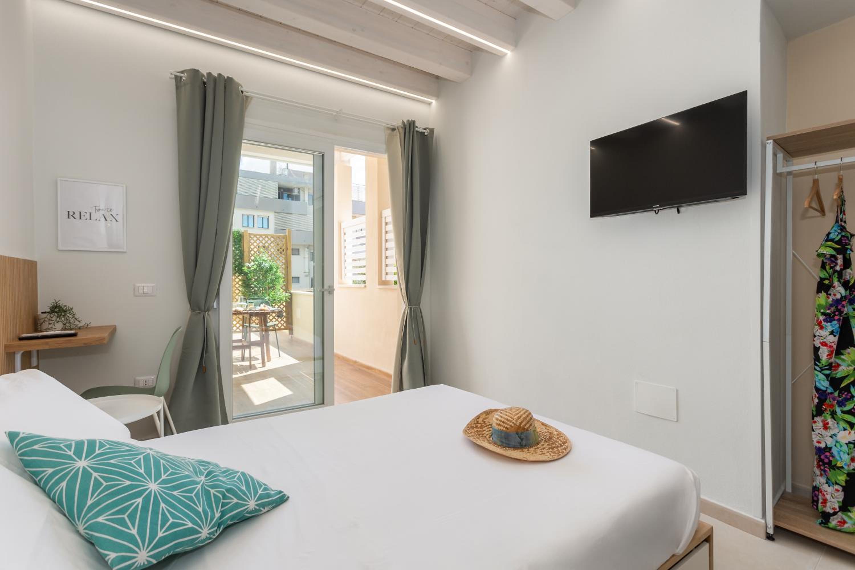 One-Bedroom Apartment with Terrace photo 2