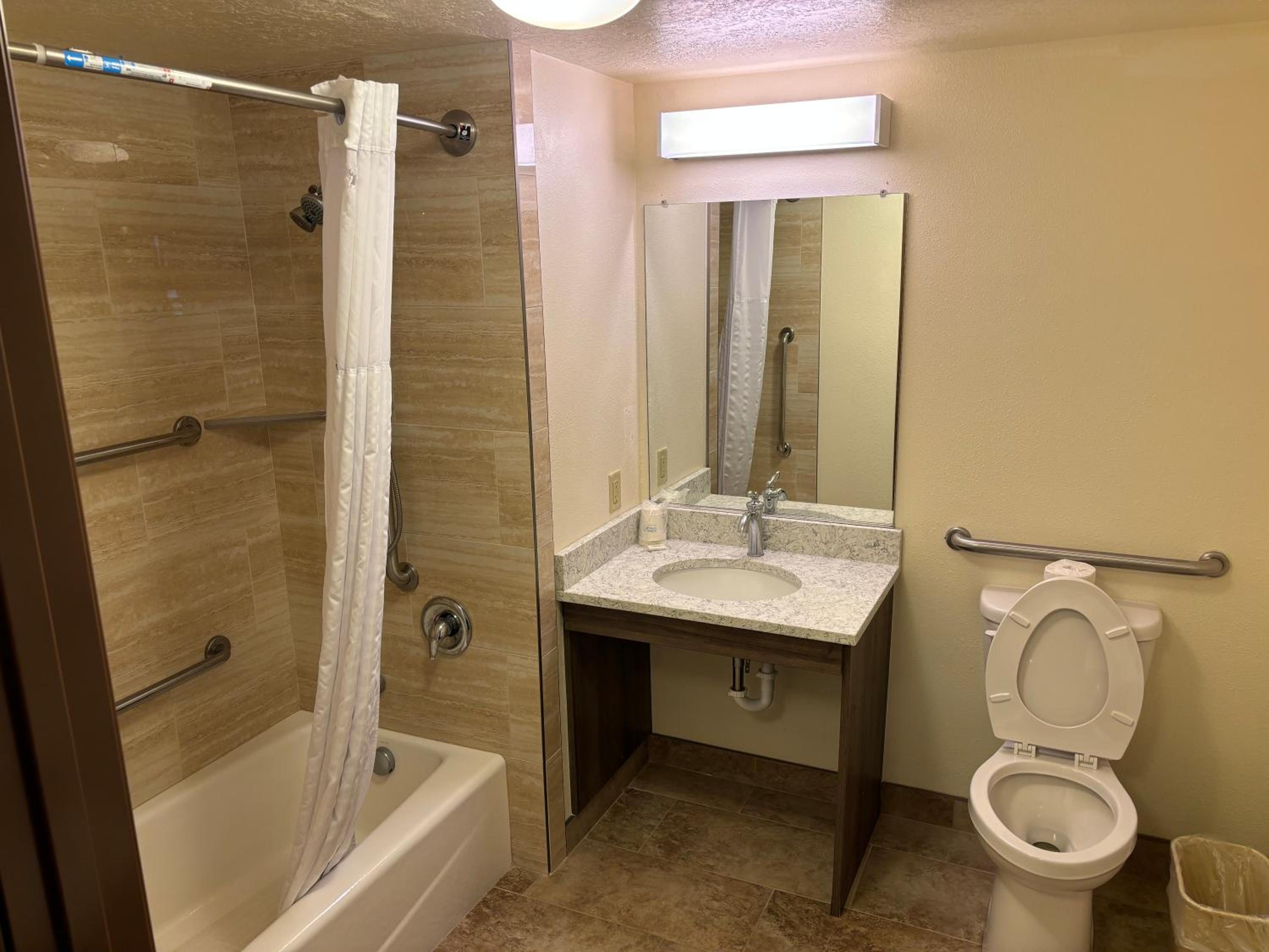 Queen Room - Mobility Access/Non-Smoking photo 2