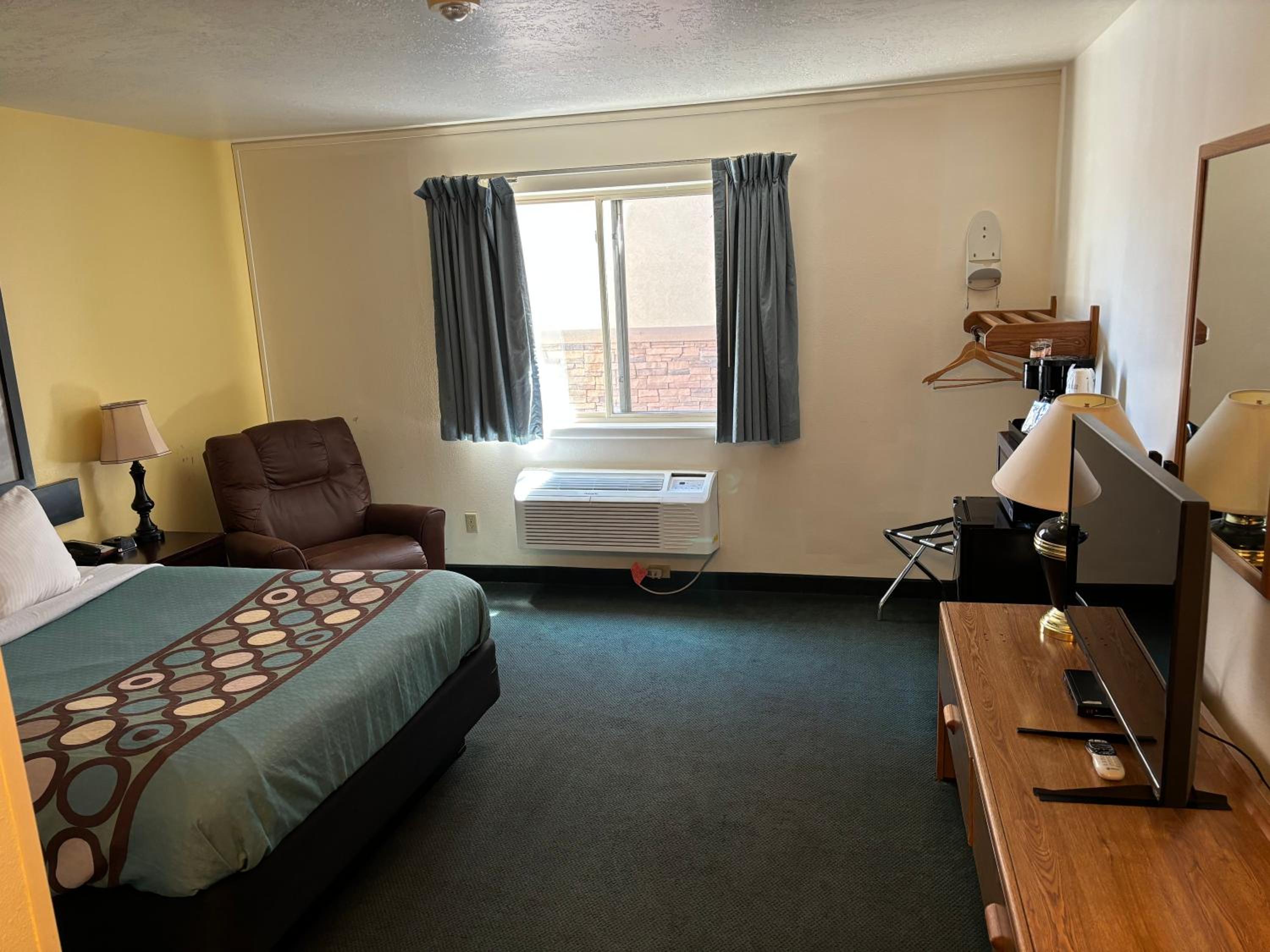 Queen Room - Mobility Access/Non-Smoking photo 1