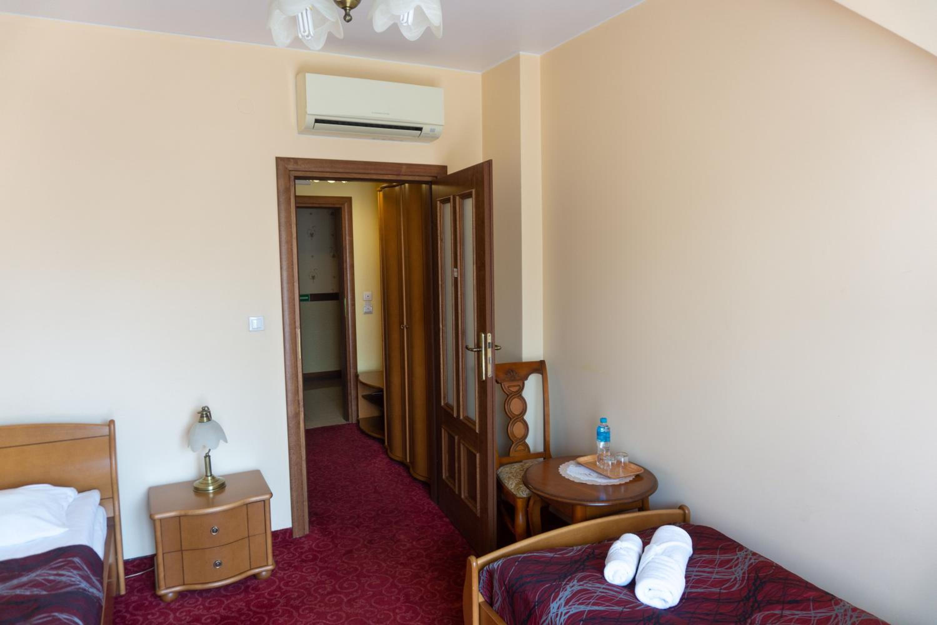 Twin Room - Photo 5