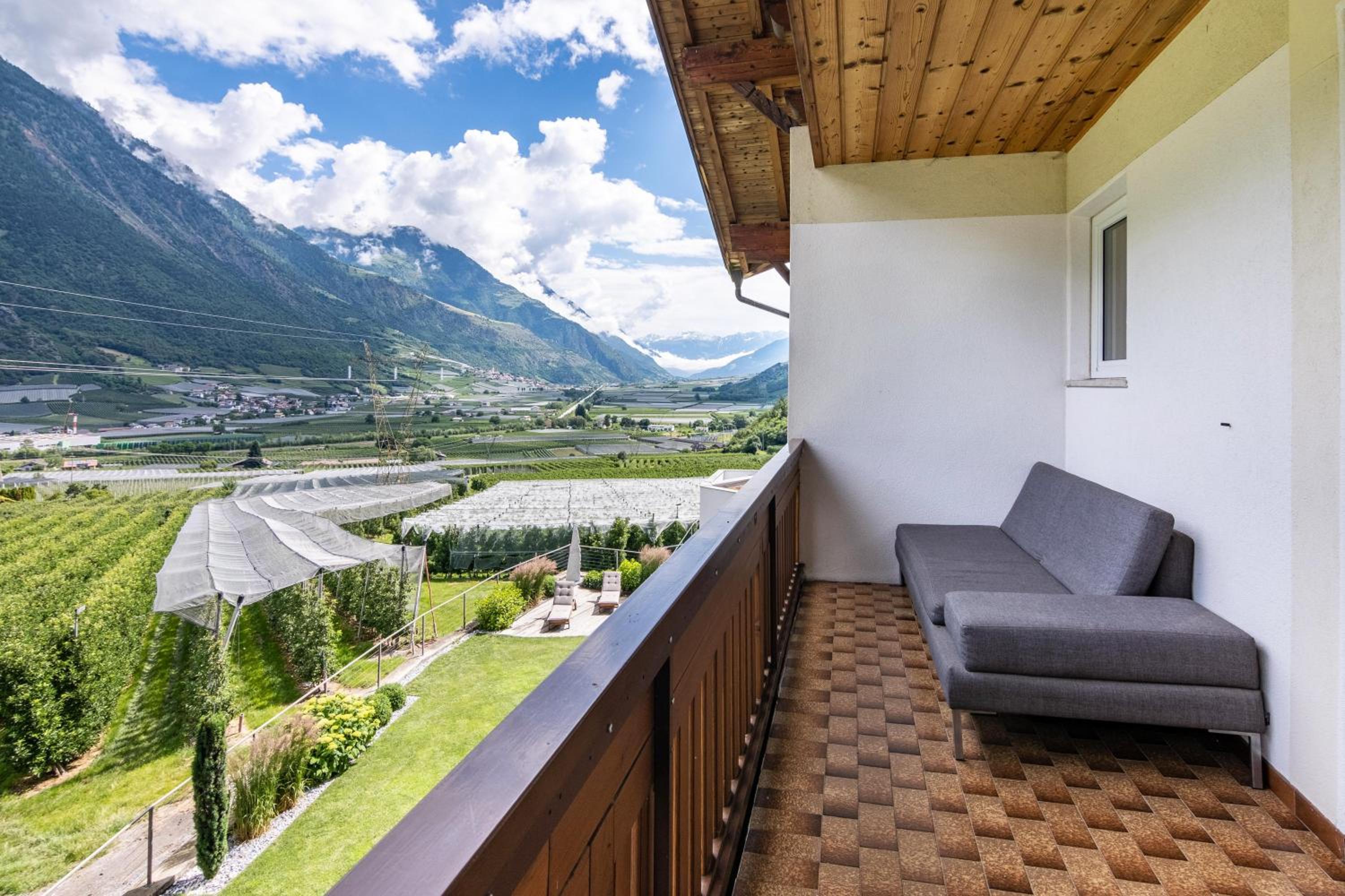 Two-Bedroom Deluxe Apartment with Garden View photo 2