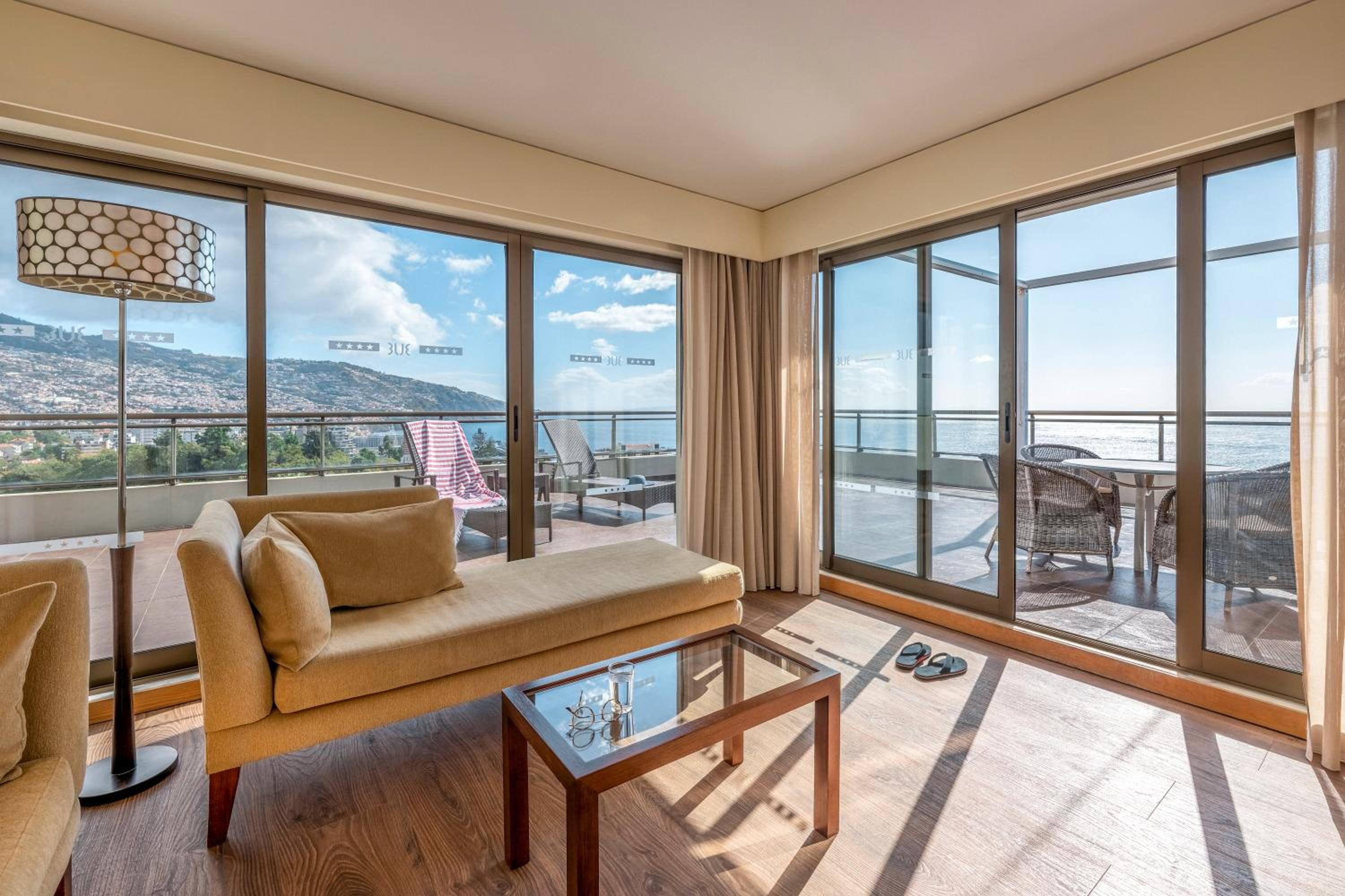 Suite with Sea View (2 Adults) photo 2