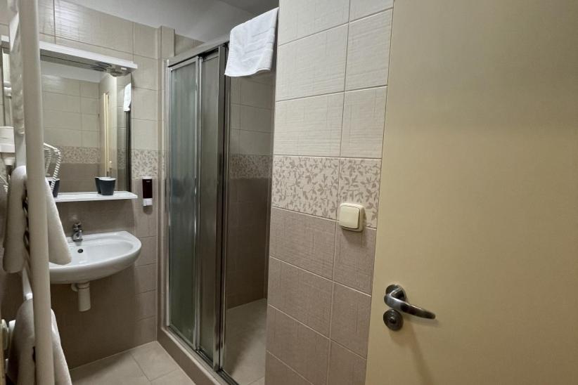 Double or Twin Room - Photo 3