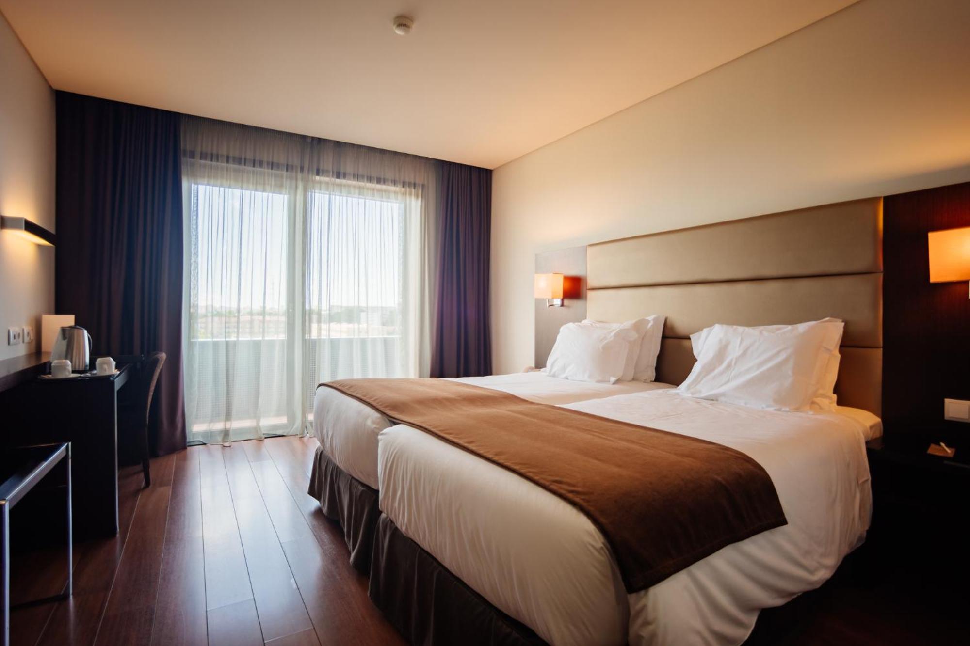 Double/Twin Room with extra bed - Photo 1