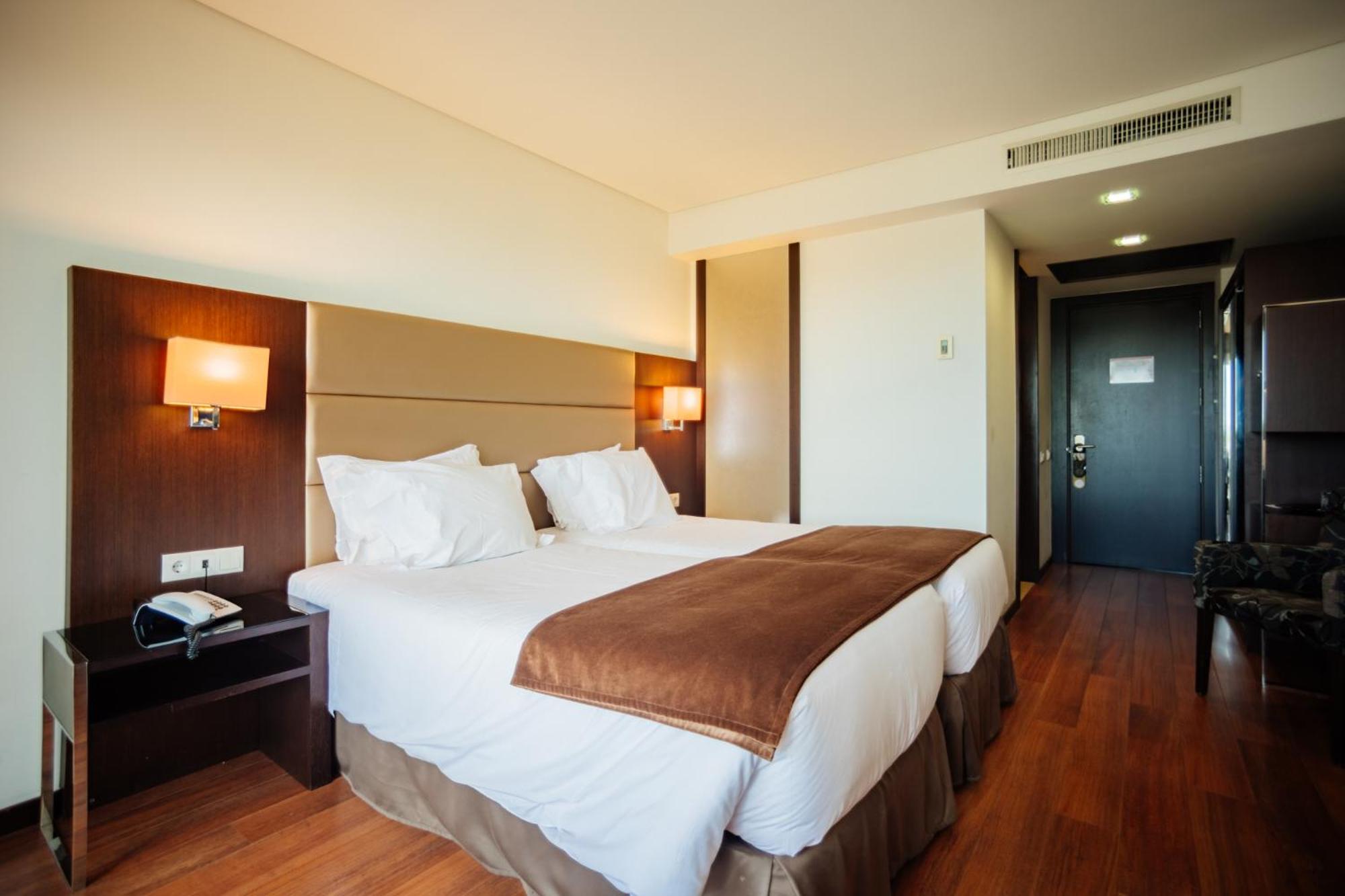 Double/Twin Room with extra bed - Photo 2