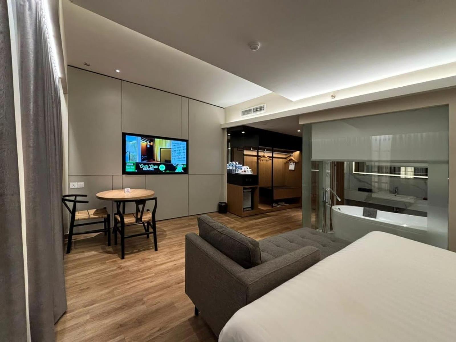 Ambassador Suite photo 3