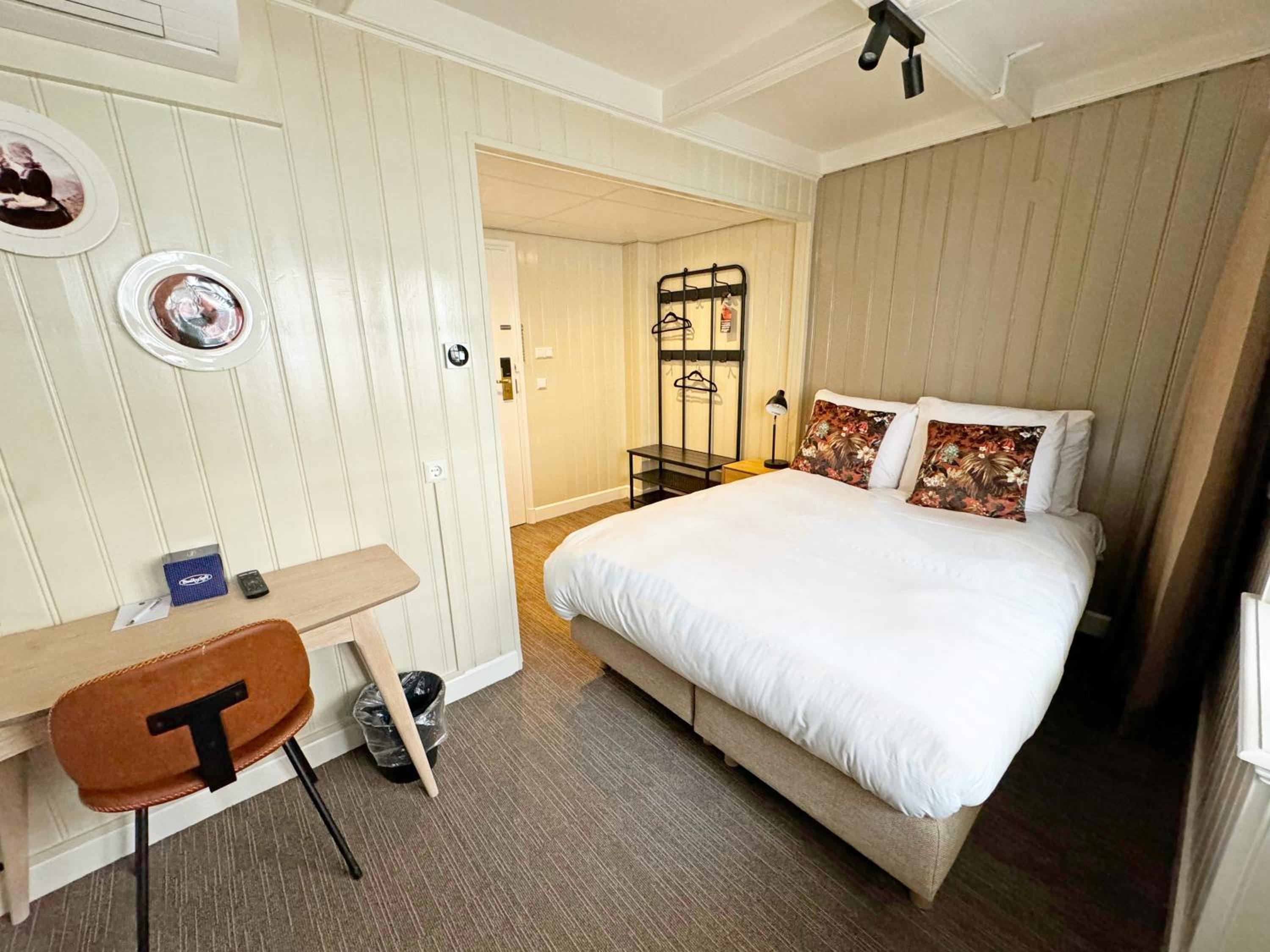 Queen Room with shower