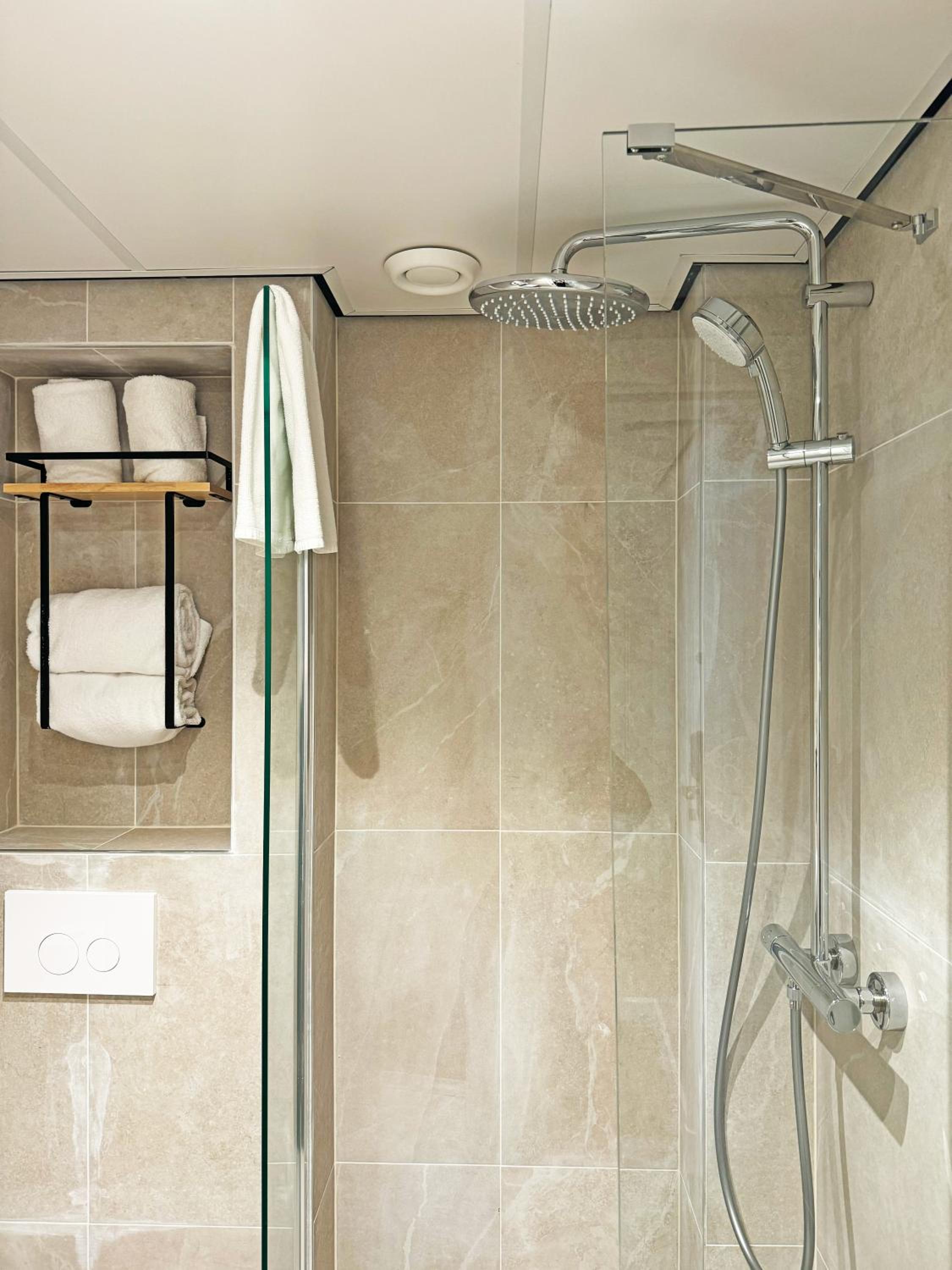 Queen Room with shower photo 2