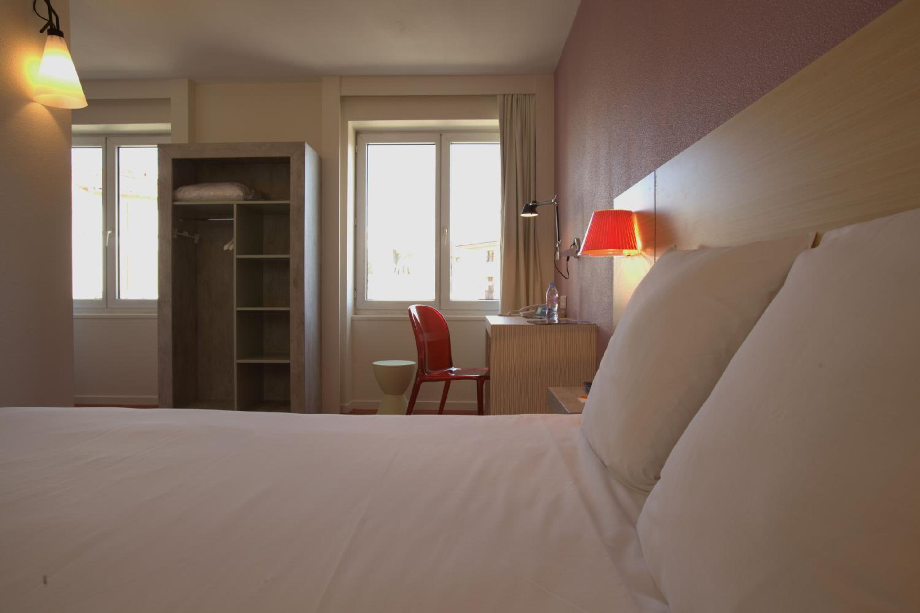 Standard Room with 1 Double and 1 Single Bed - Photo 5