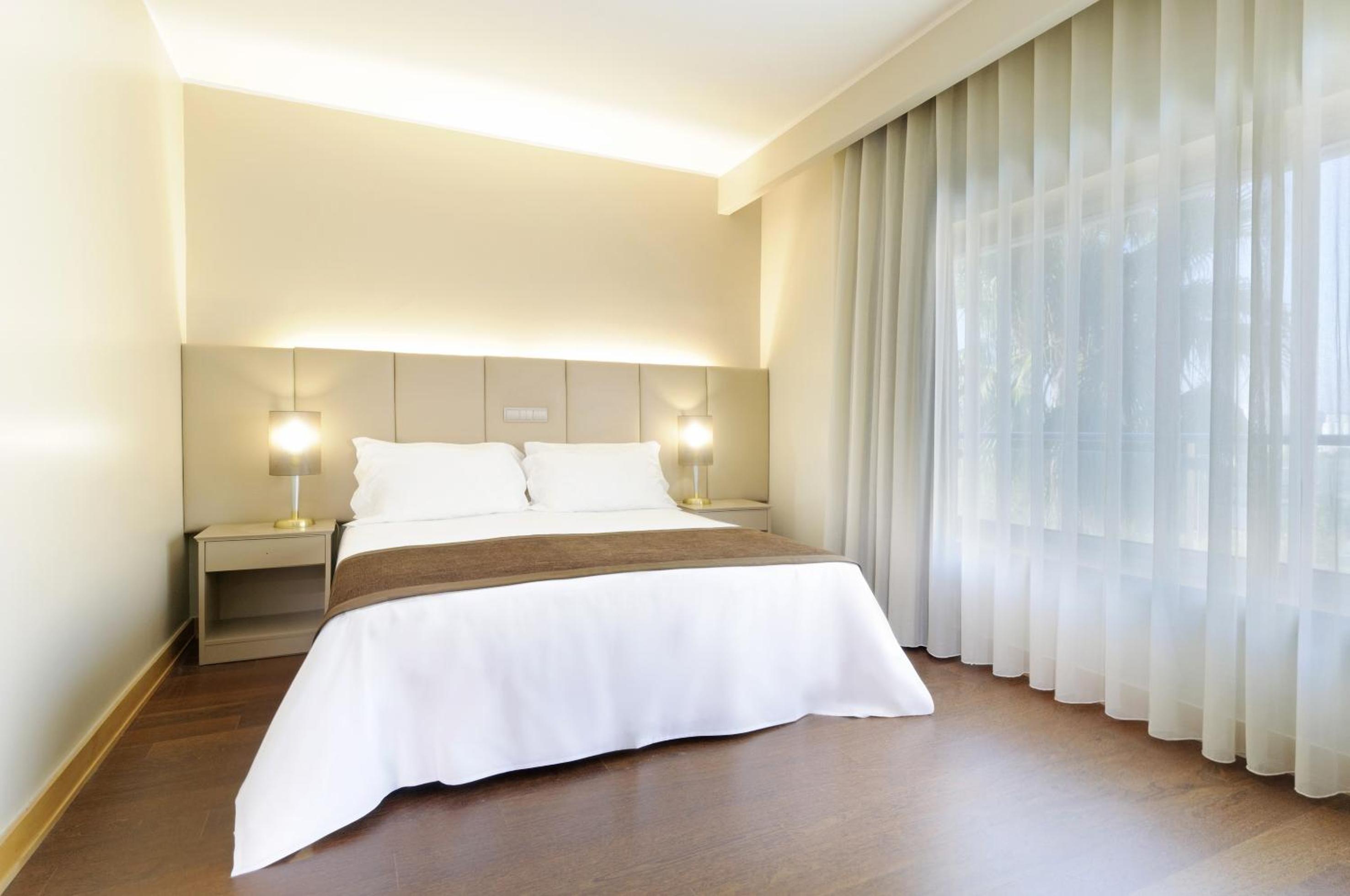 1 Double Bed, Premium Suite, Non-Smoking - Photo 1