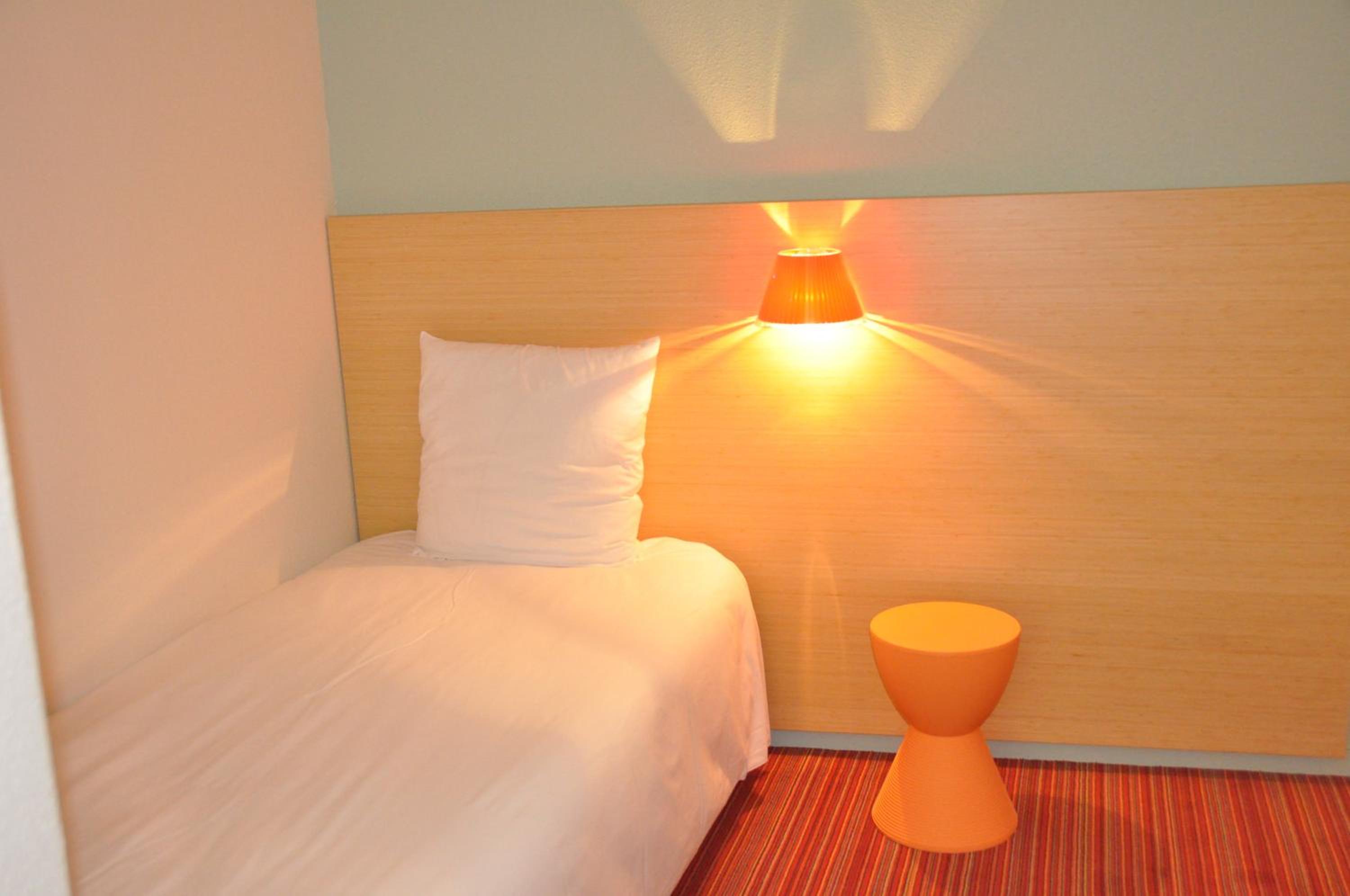 Standard Room with 1 Double and 1 Single Bed - Photo 6