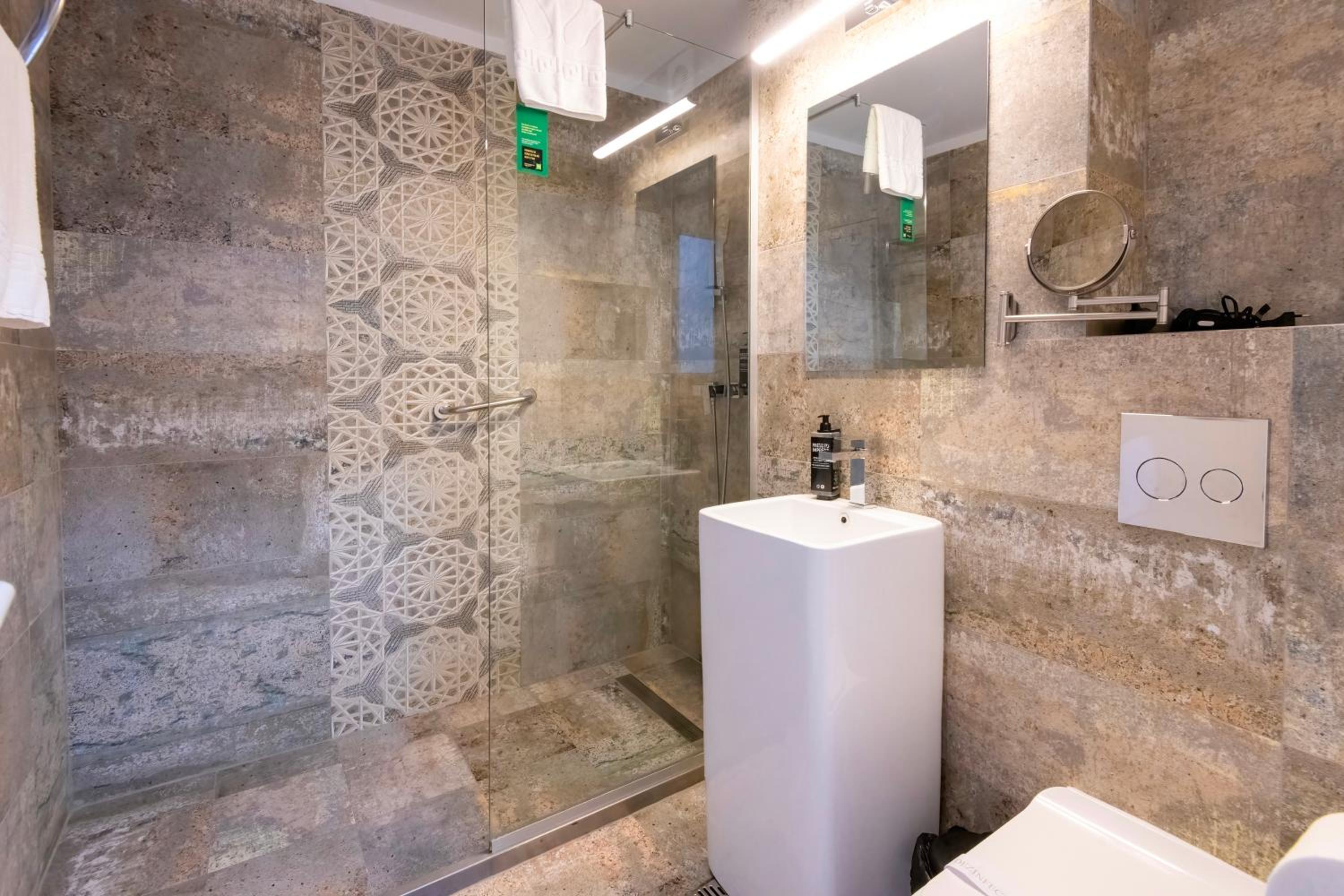 Superior Twin Room with Balcony - Mobility Access photo 3