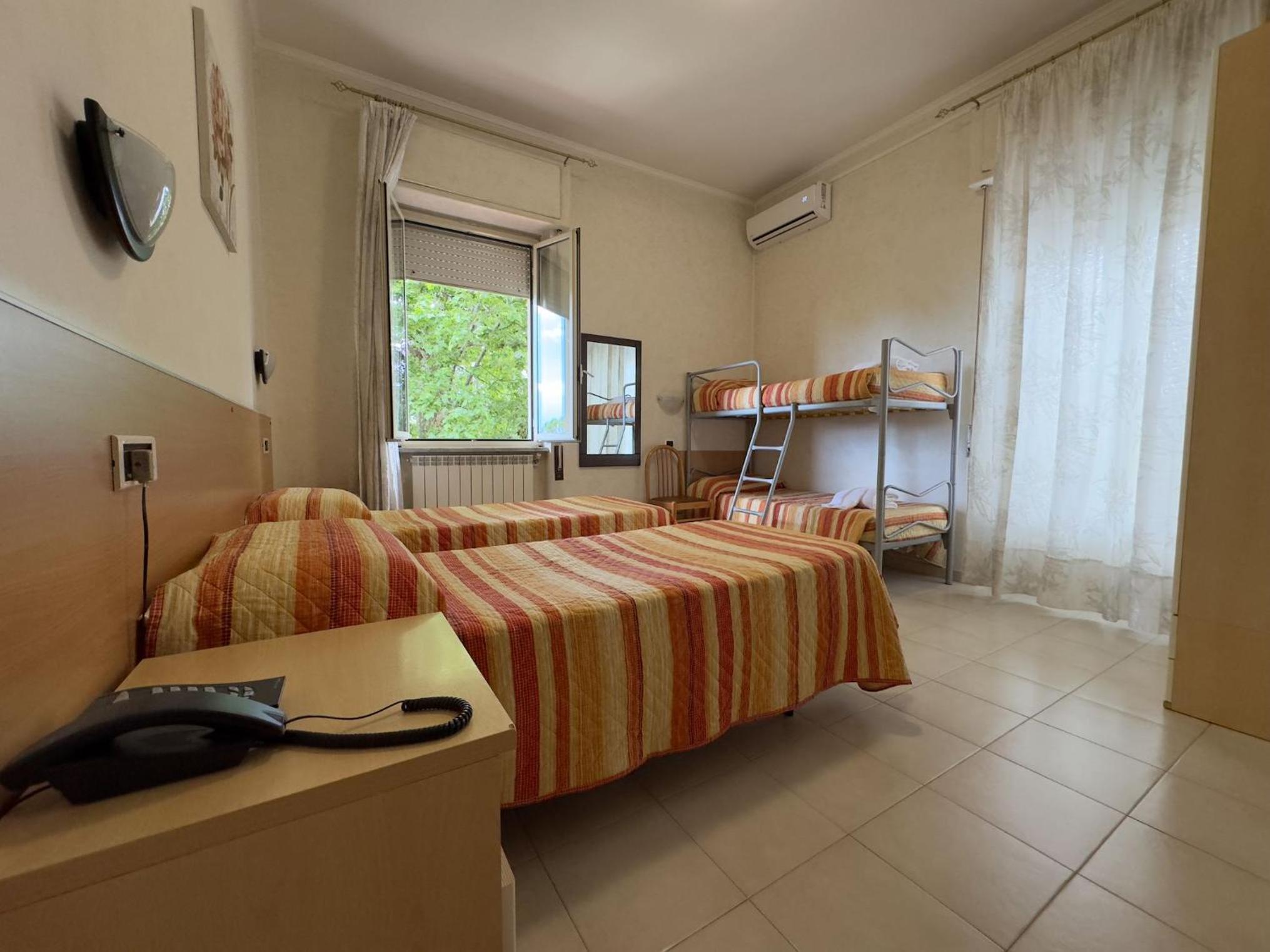 Quadruple Room - Photo 6