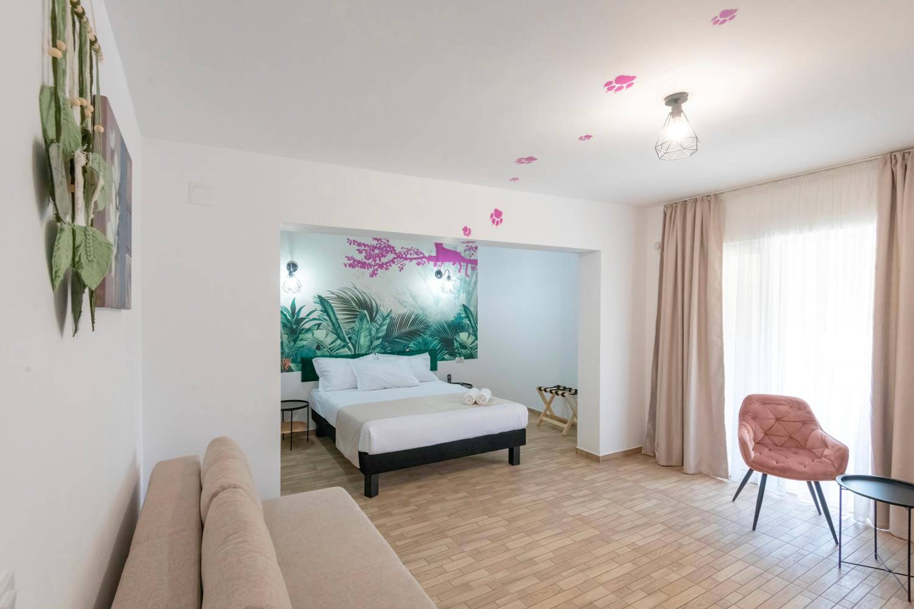 Premium Queen Room with Sofa Bed and Balcony photo 3