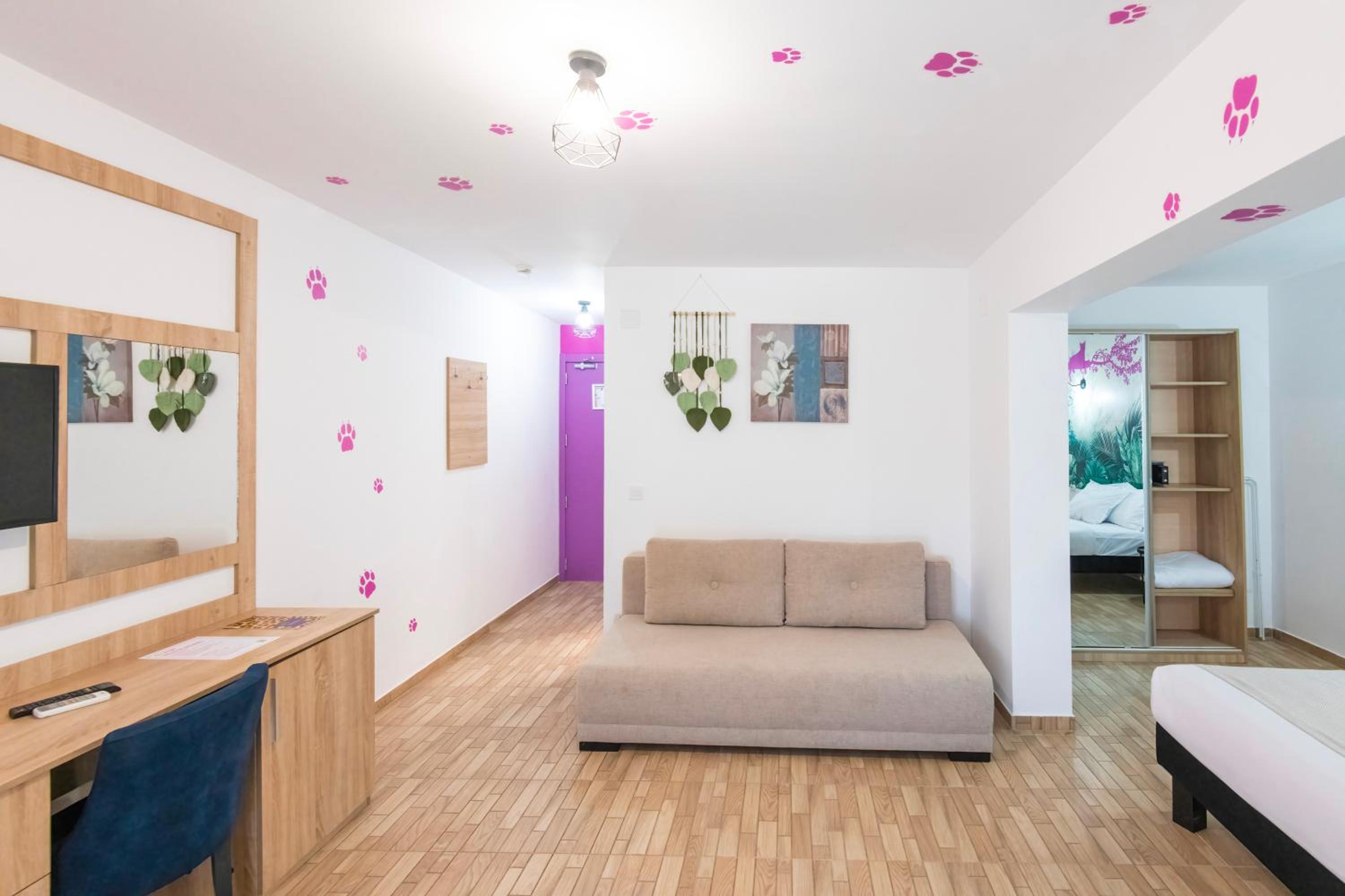 Premium Queen Room with Sofa Bed and Balcony photo 2