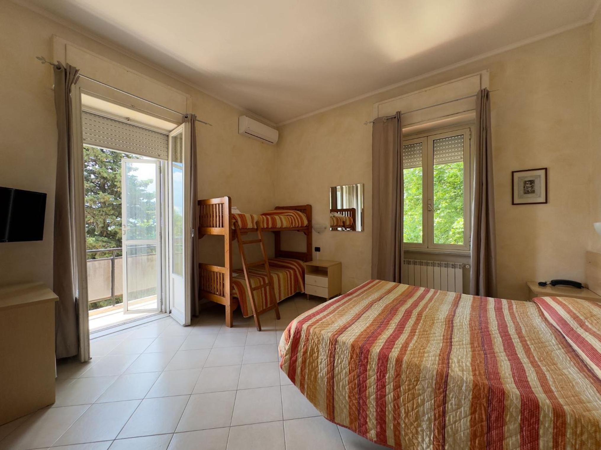 Quadruple Room - Photo 5