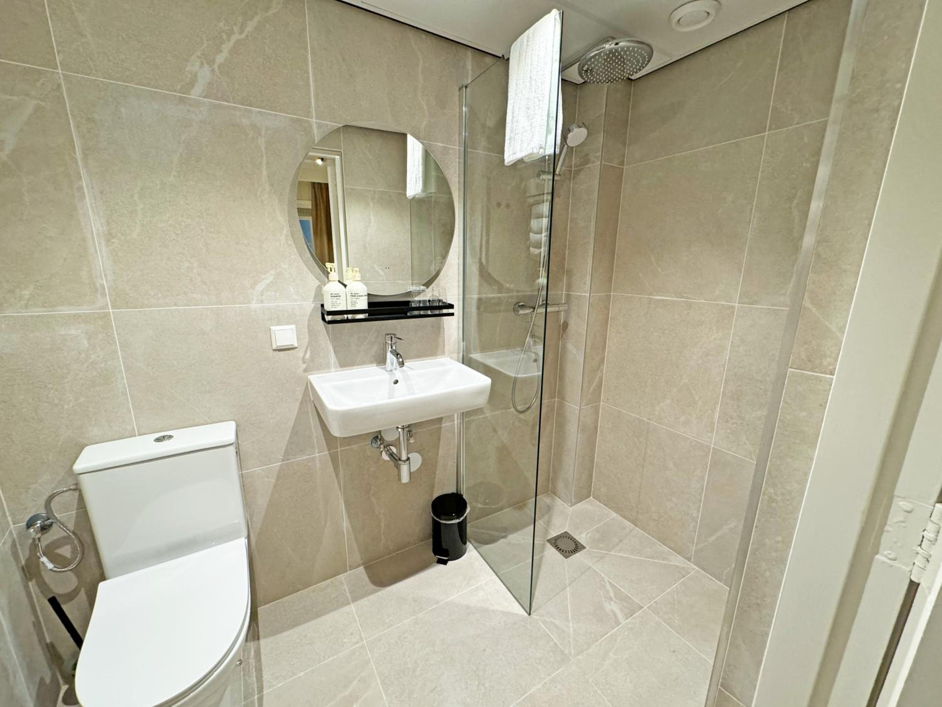 Quadruple Room with Four Single Beds and Shower photo 3