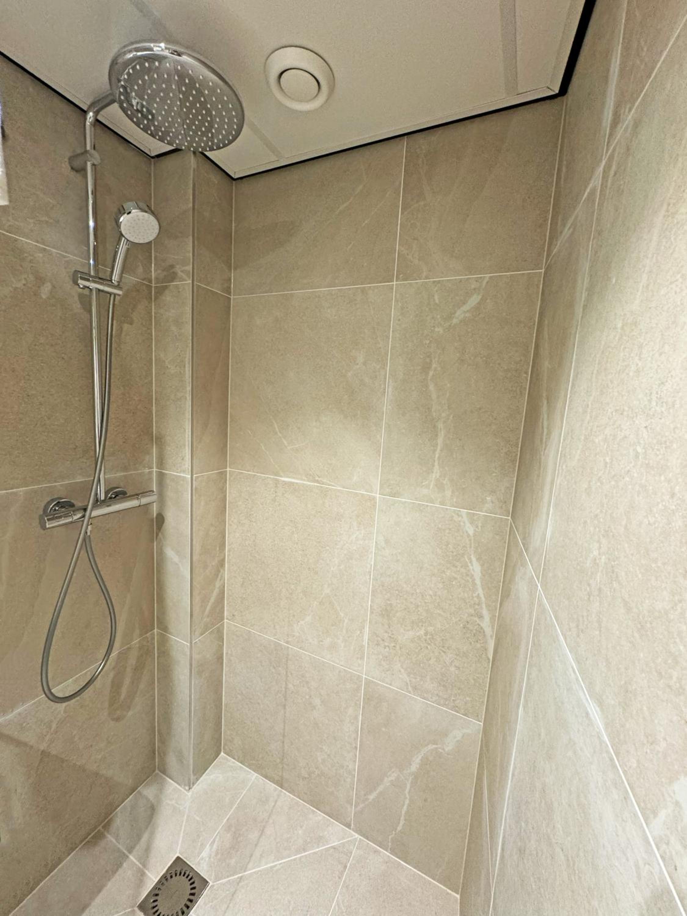 Quadruple Room with Four Single Beds and Shower photo 2