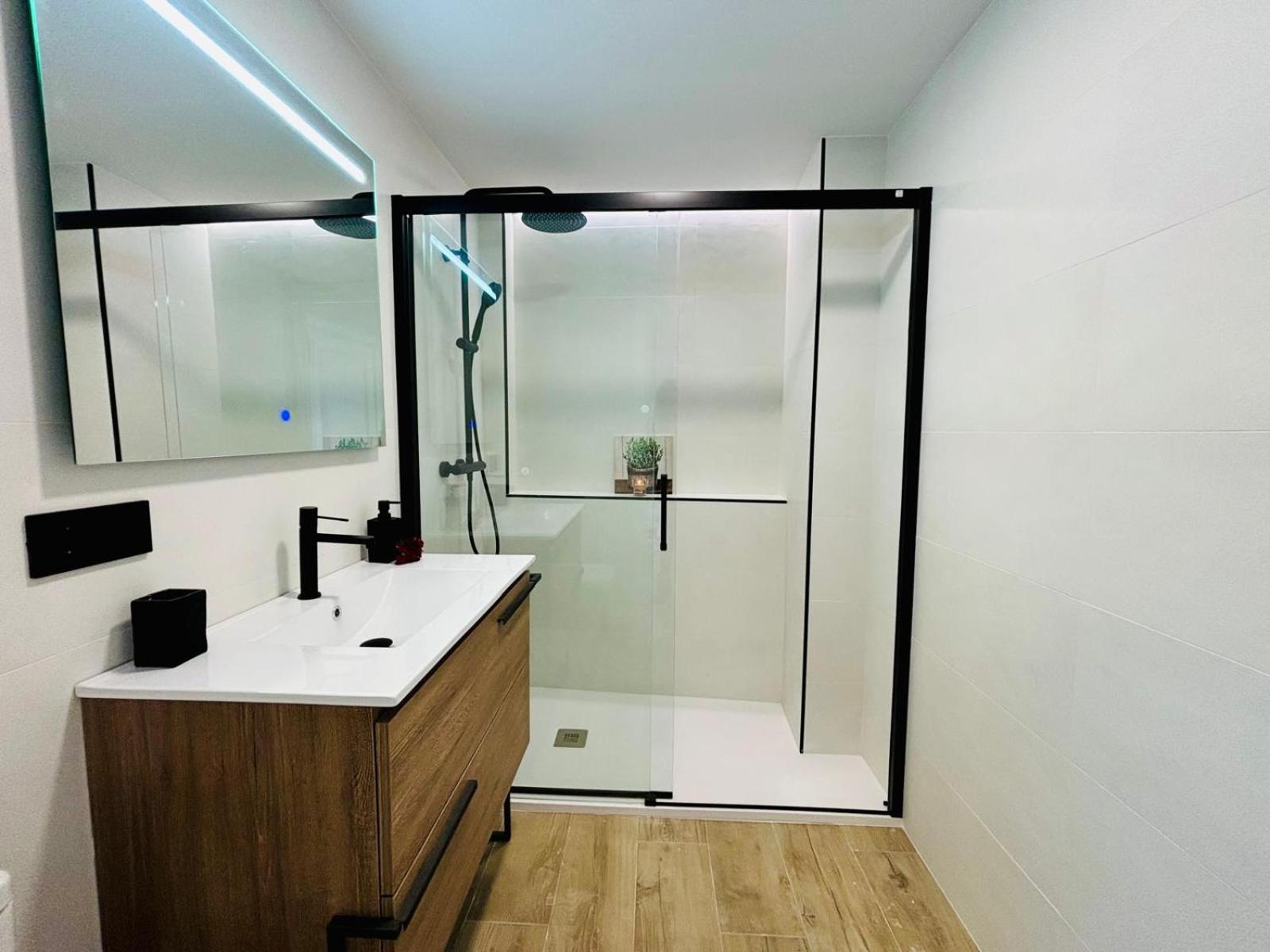 One-Bedroom Apartment with Sea View photo 2