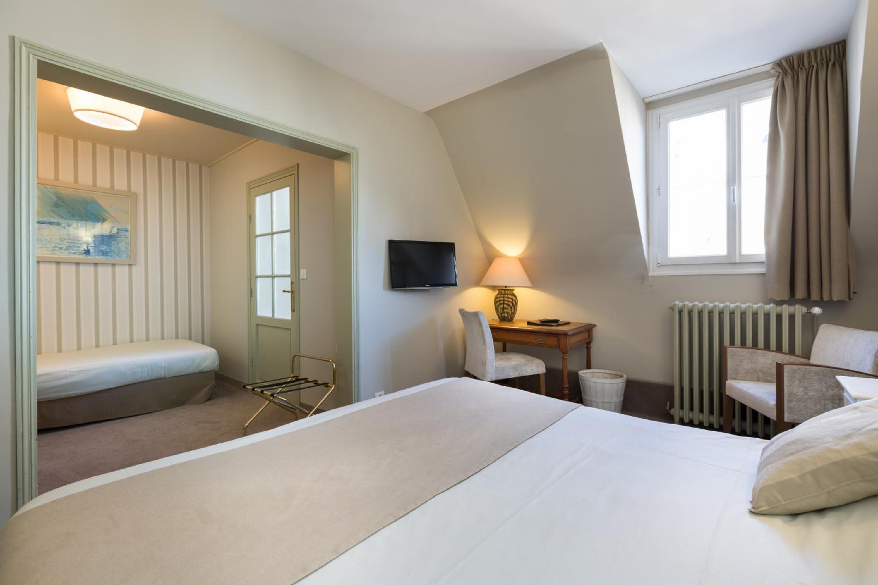 Charm Triple Room photo 3