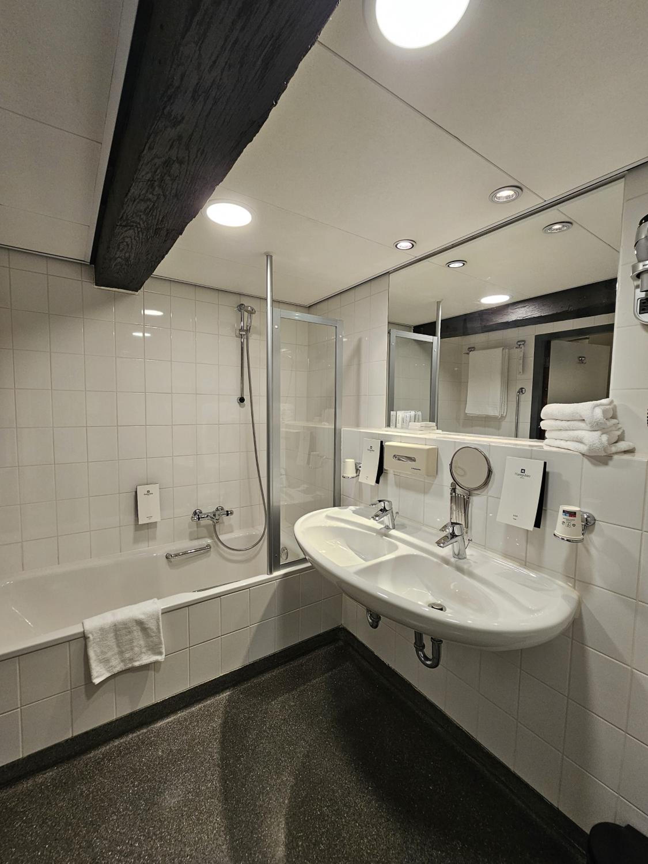 Suite - Photo 10