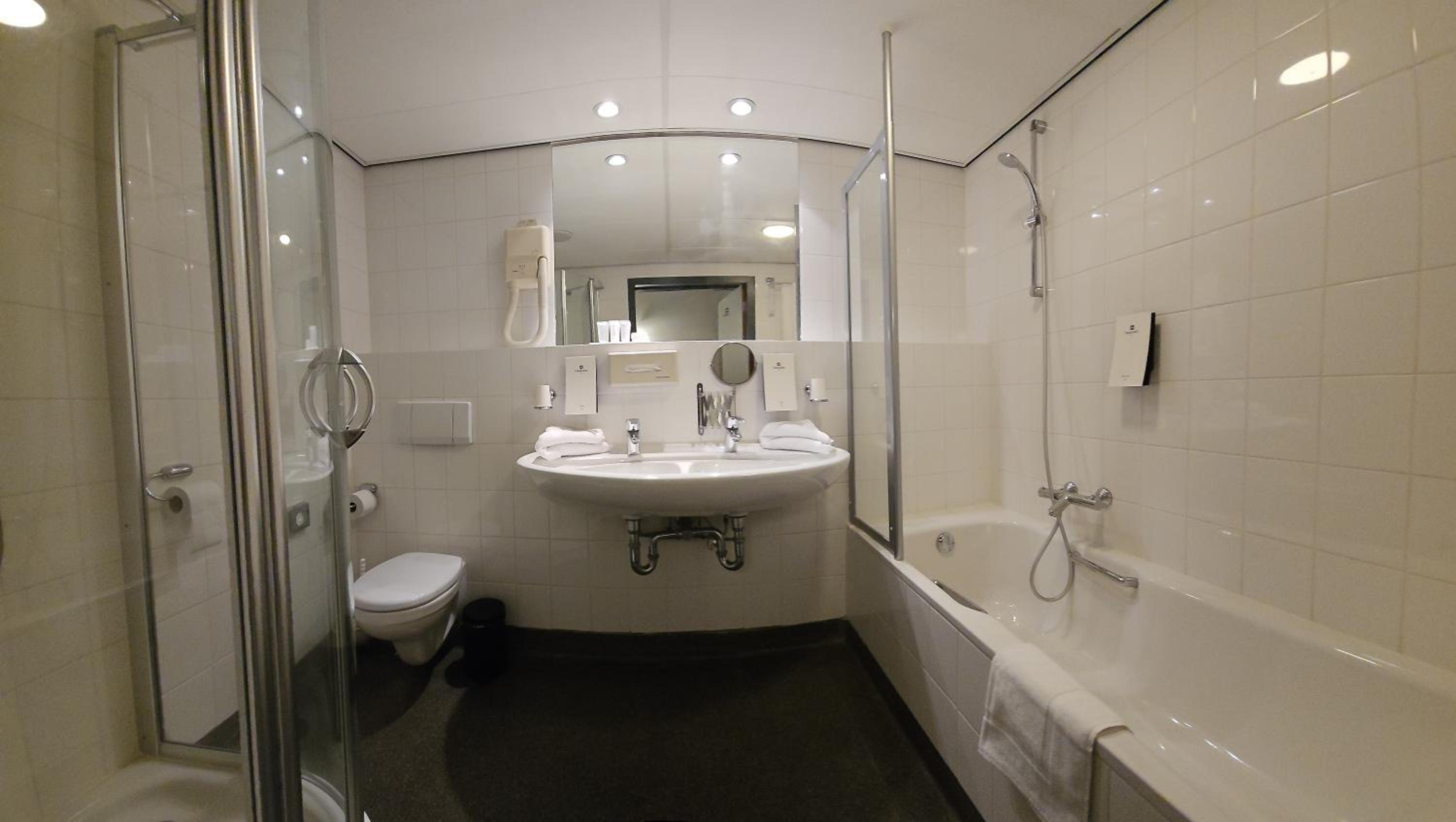 Suite - Photo 11