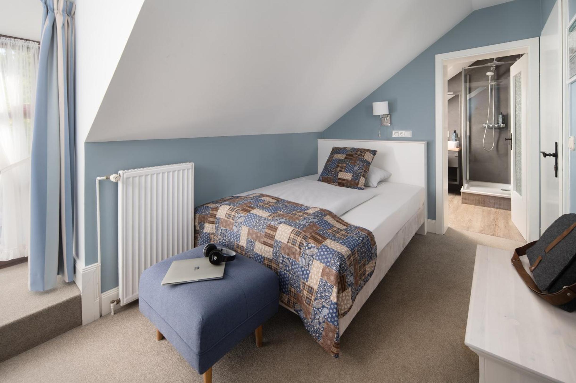 Small Room with Queen-size bed