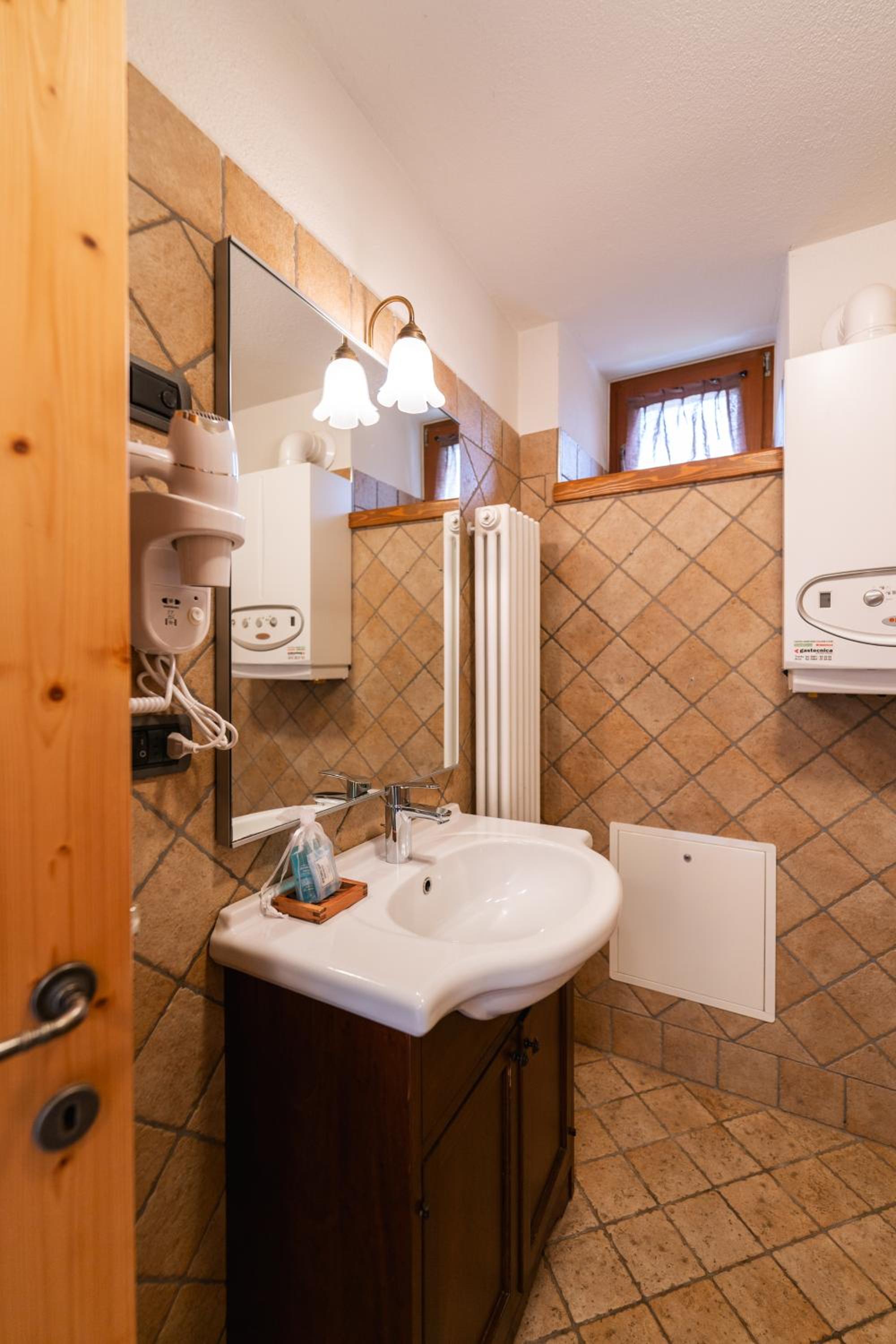 One-Bedroom Apartment - Photo 2