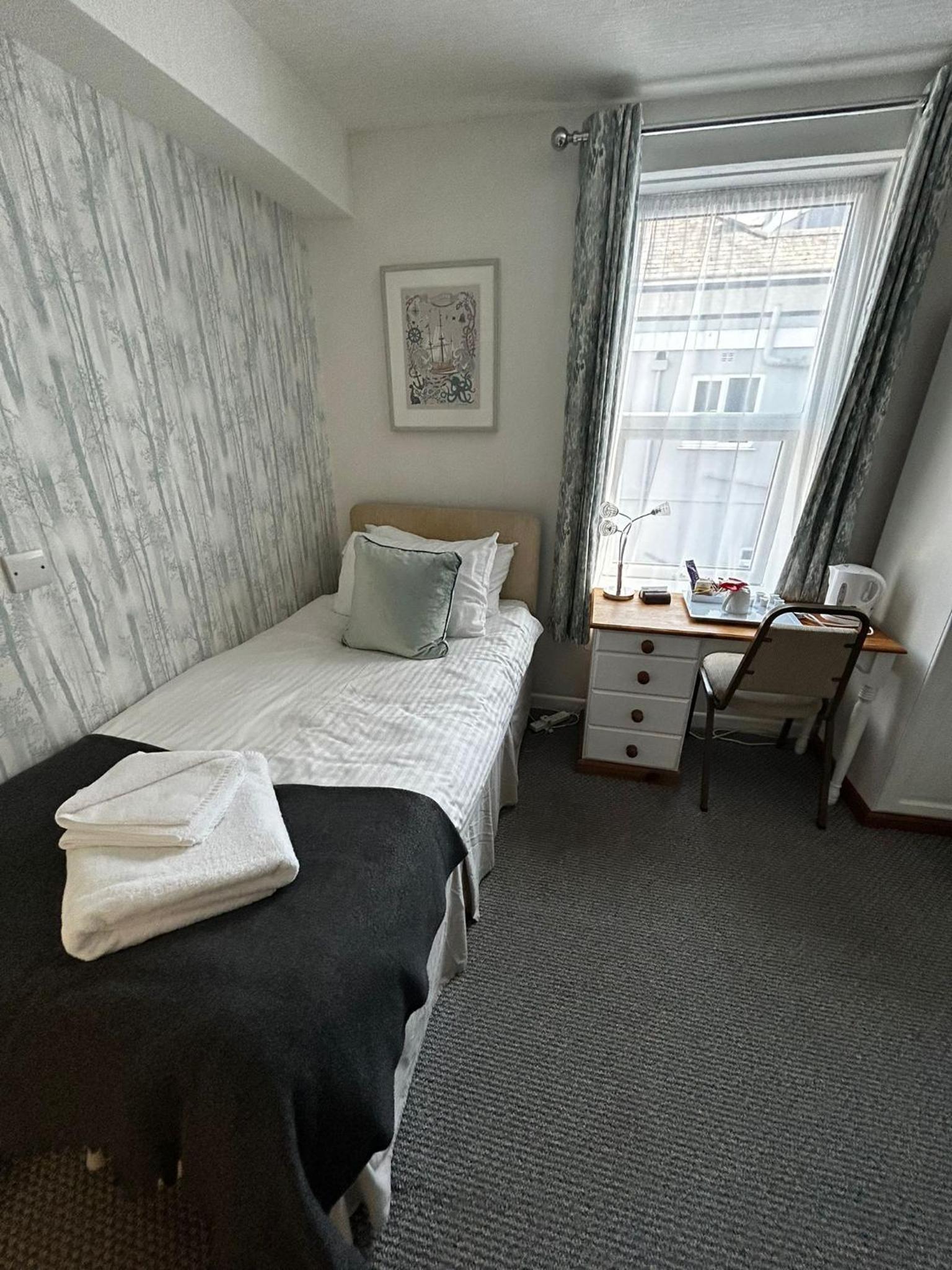 Single Room photo 3