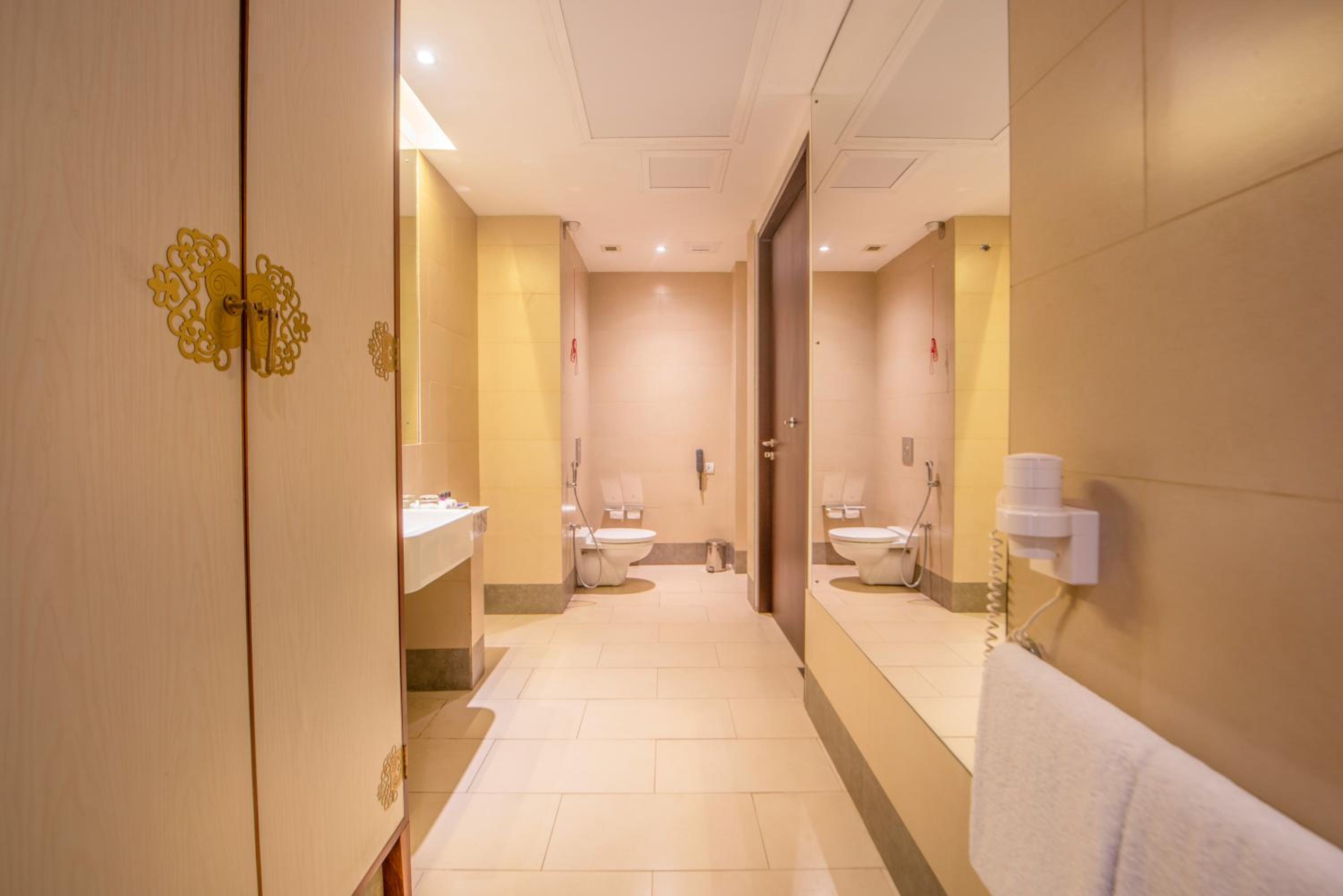 Executive Suite Including Both Way Airport Transfers - Photo 6