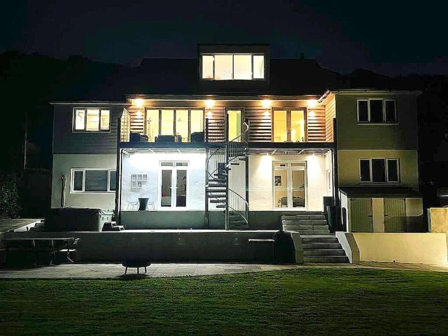 Five-Bedroom House photo 2