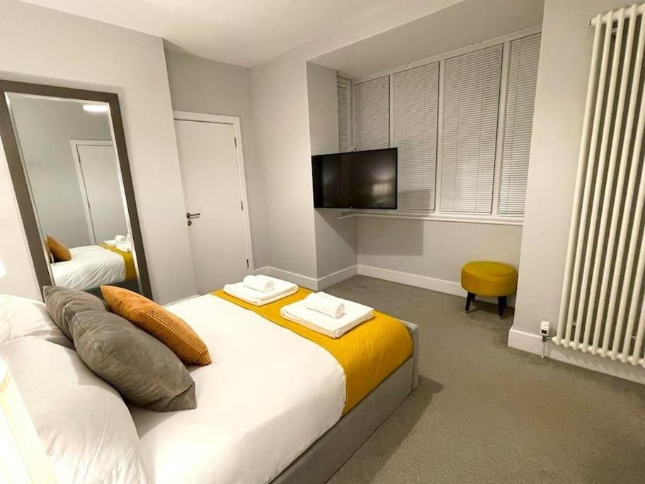 Five-Bedroom House photo 1