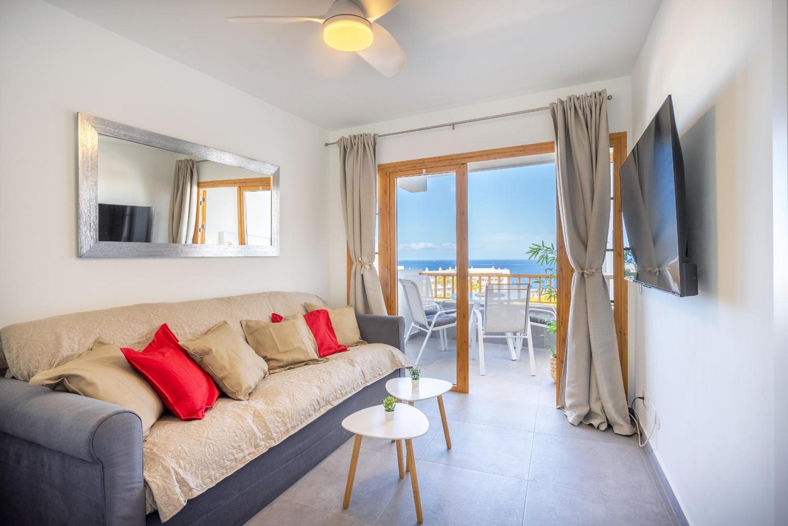 Apartamento de dos habitaciones con terraza y vista al mar