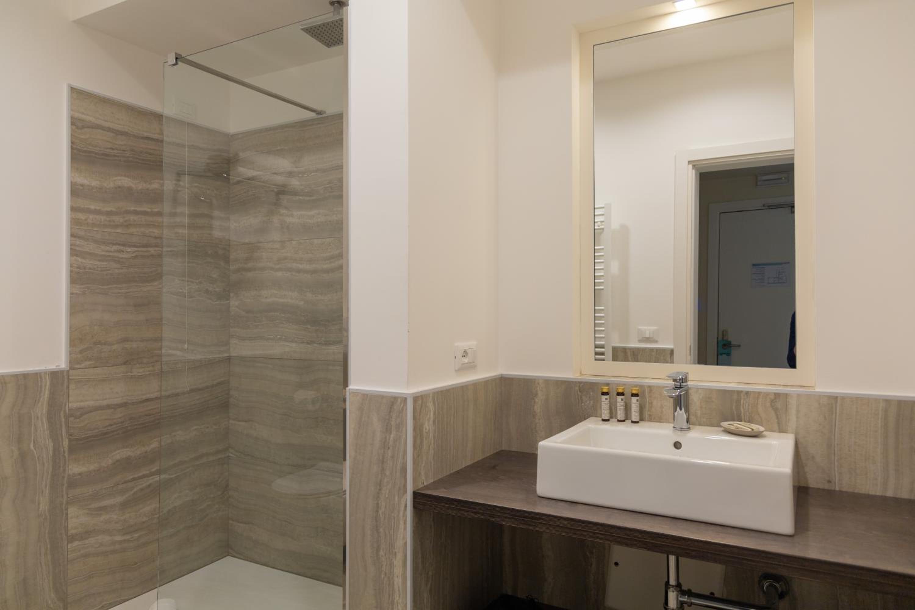 Superior Double Room with Lagoon View and Beach Access - Photo 11