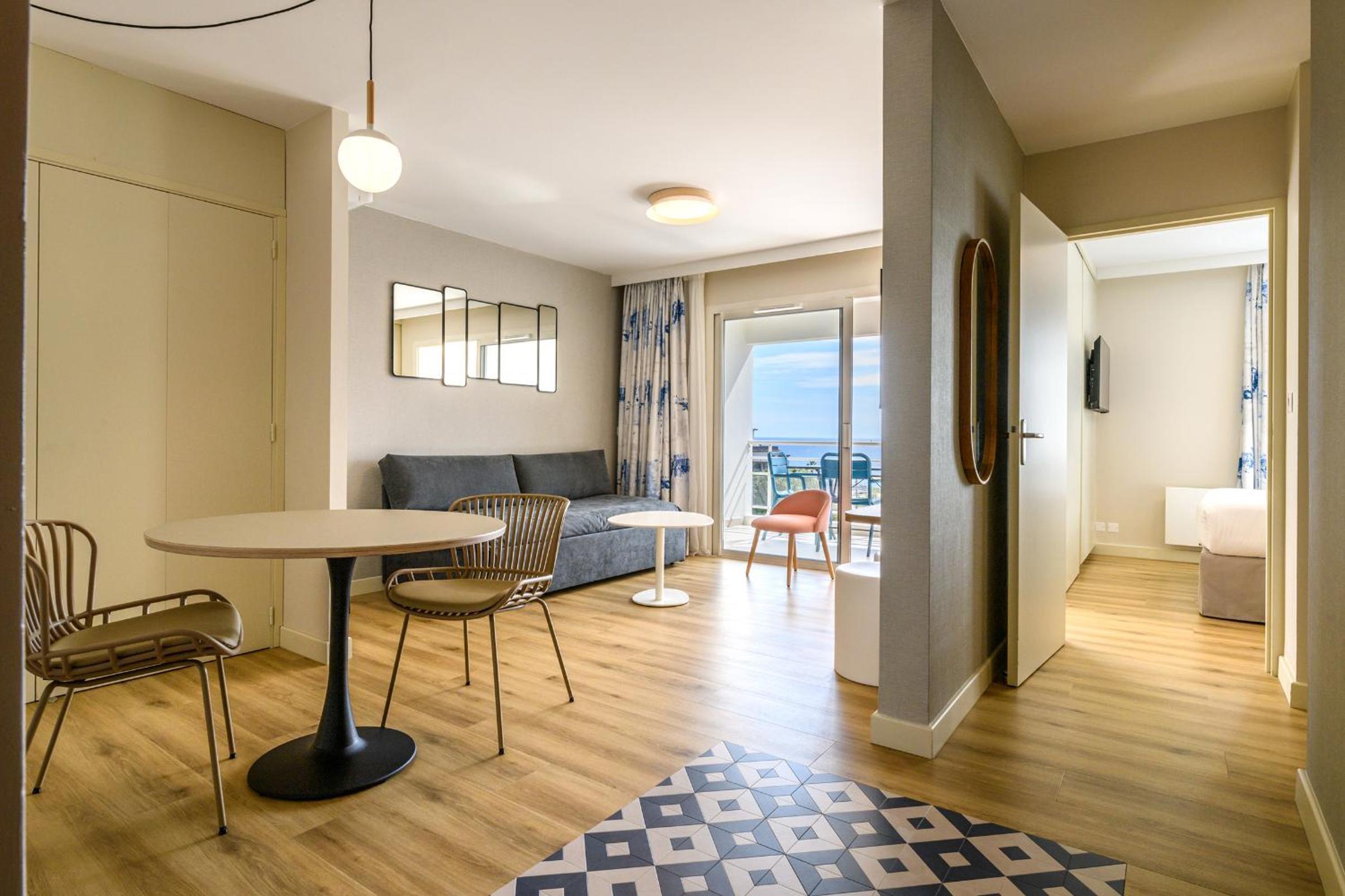 One-Bedroom Suite-Separate toilet - Photo 3