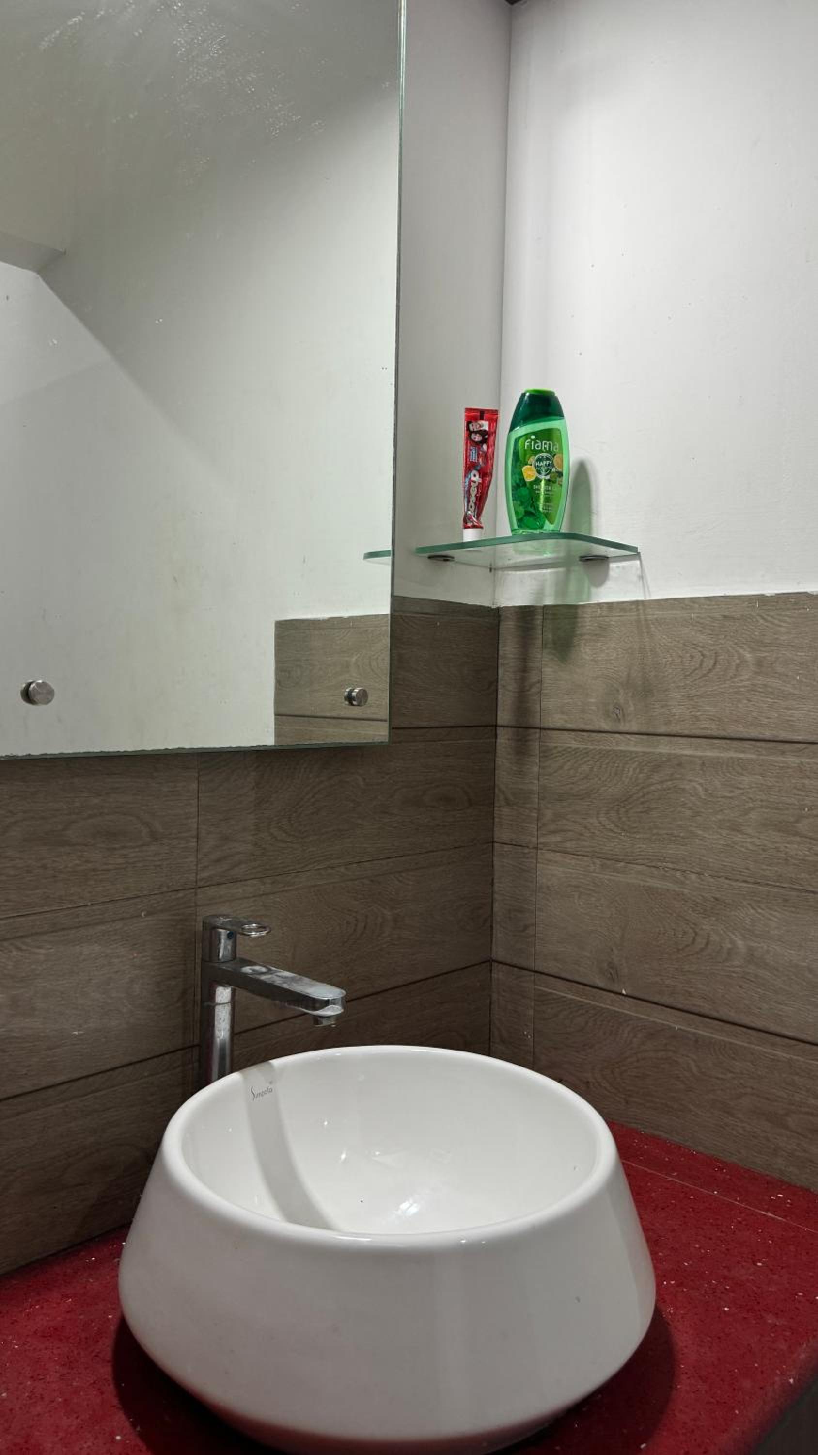 One-Bedroom Apartment with Balcony and Water View photo 3