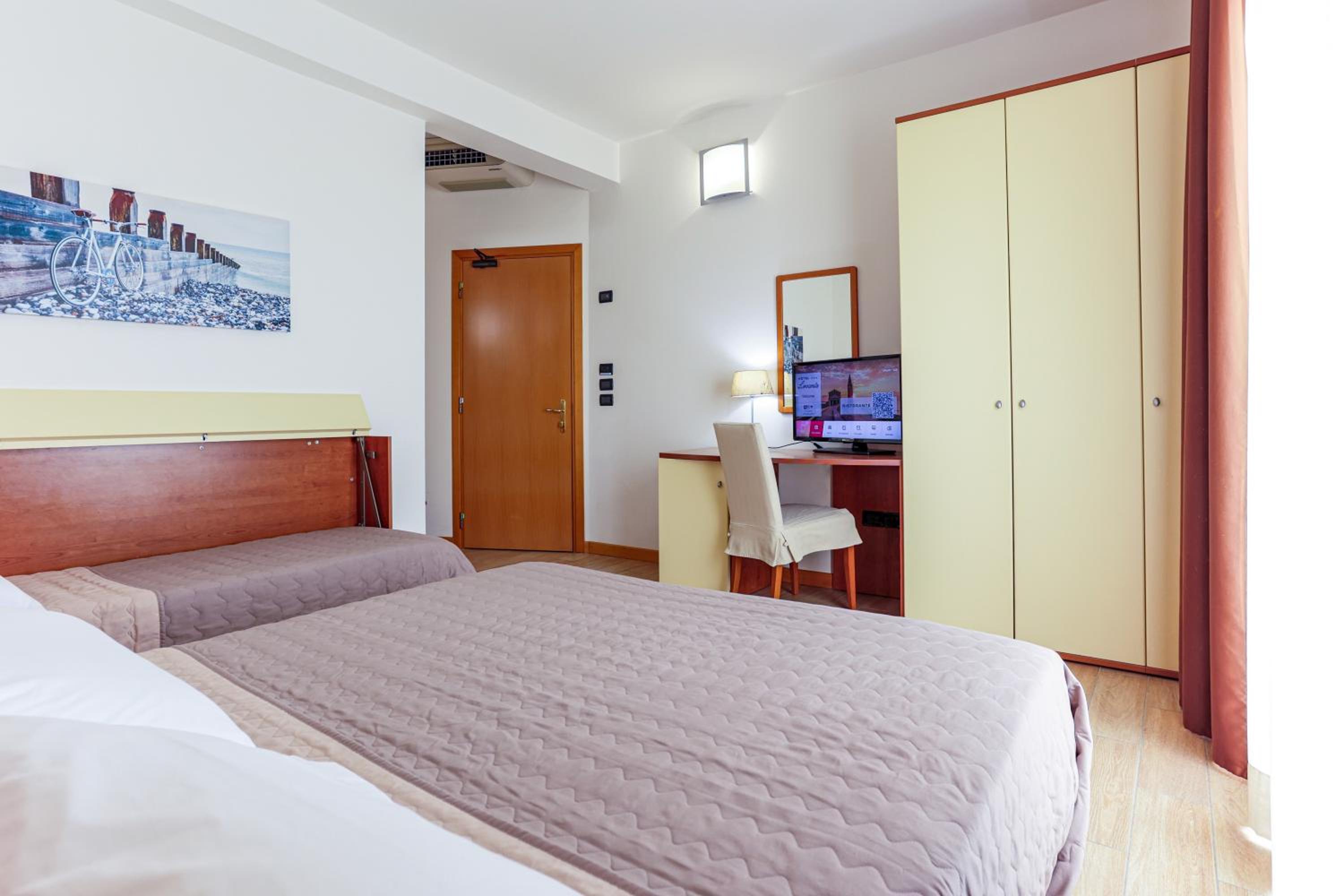 Triple Room with Balcony and Sea View photo 3