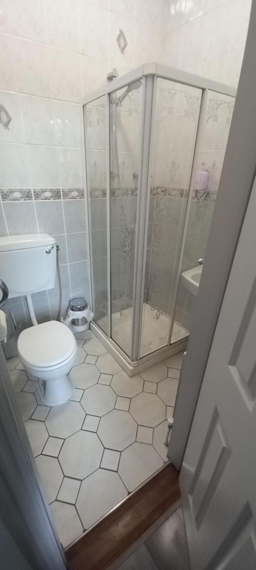 Double Room with Private Bathroom - Photo 2