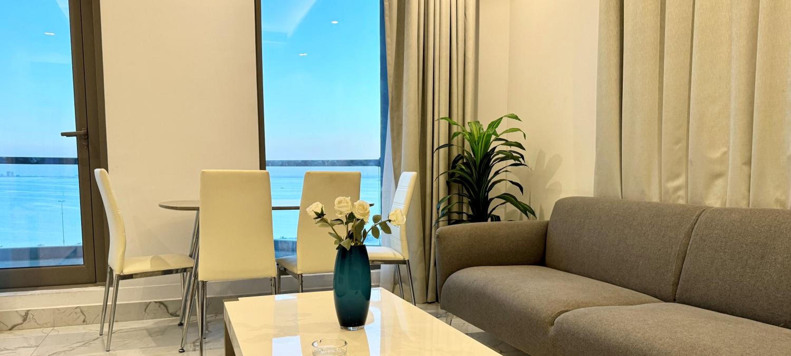 One-Bedroom Apartment with Balcony and Sea View - Photo 4